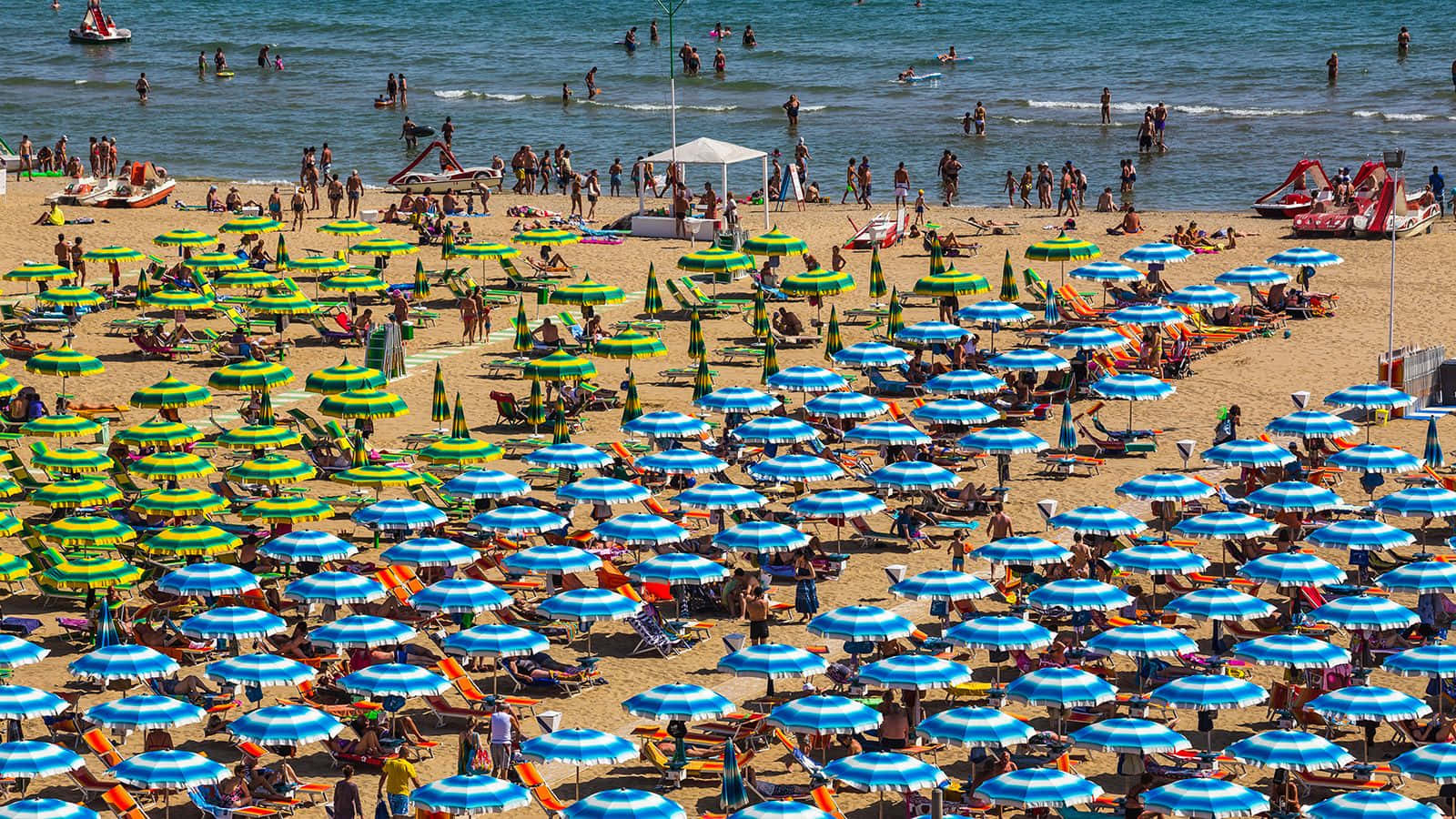 Italian Beach, blue and green striped umbrellas, golden sand, HD Desktop Wallpaper