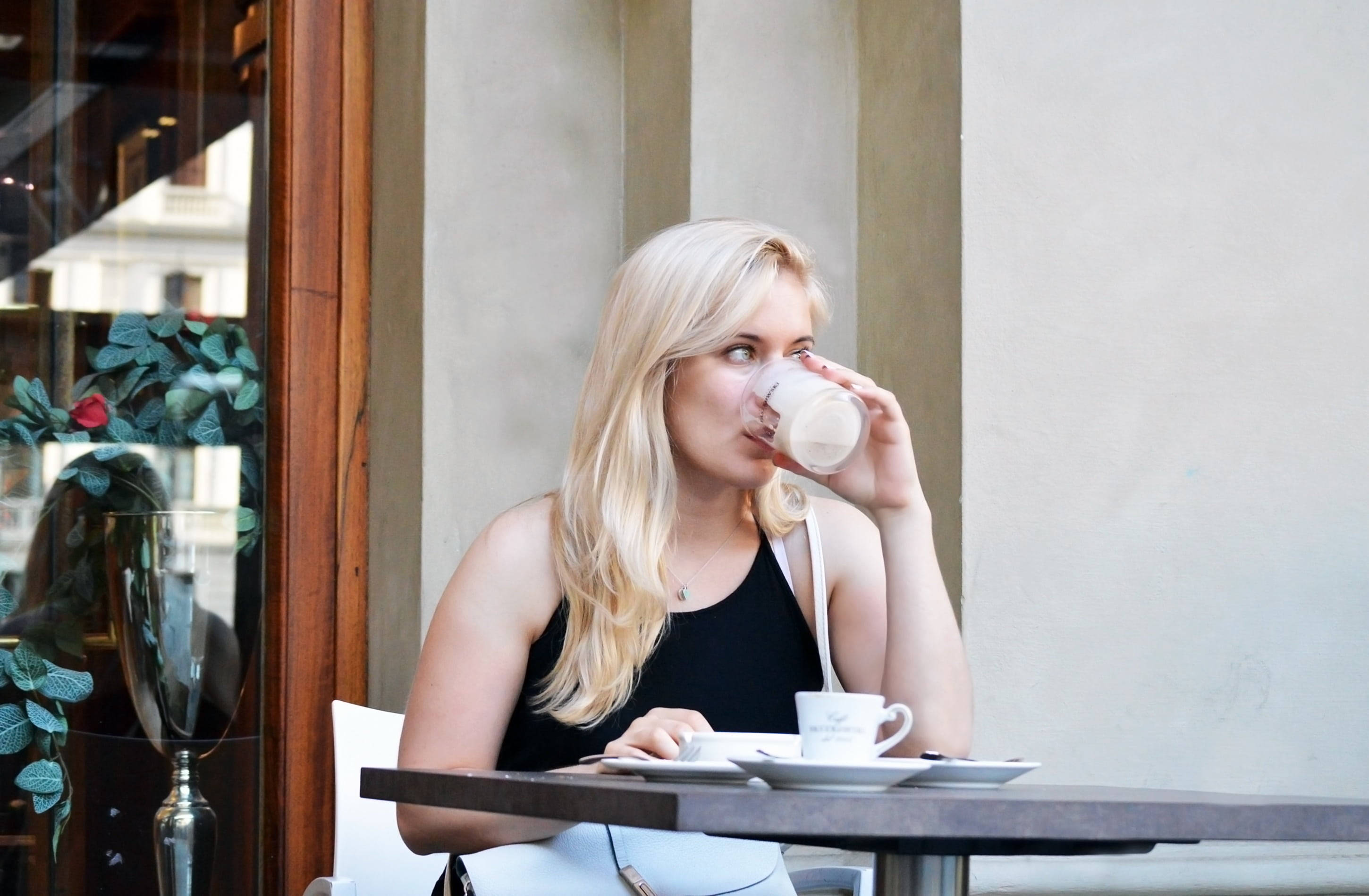 Italian Girl, blonde woman, outdoor cafe table, 2K Desktop Wallpaper