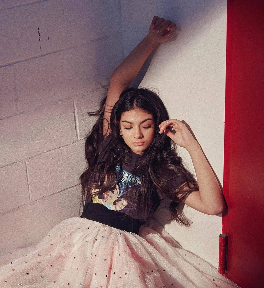 Italian Girl, pink skirt, red door, SD Phone Wallpaper