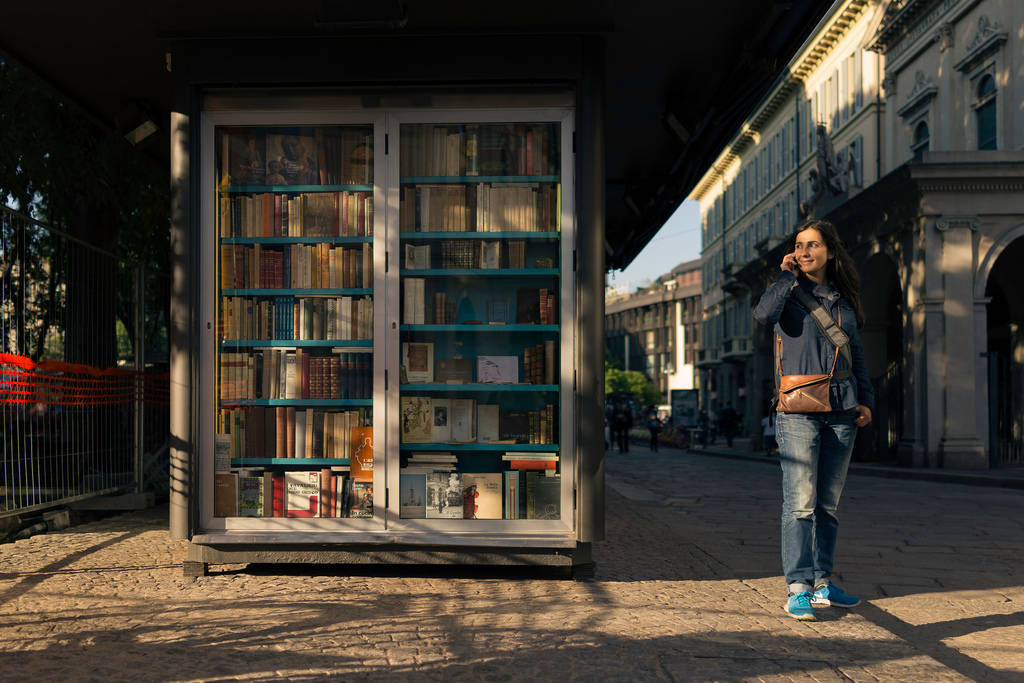 Italian Girl, book kiosk, glass-fronted, SD Desktop Wallpaper