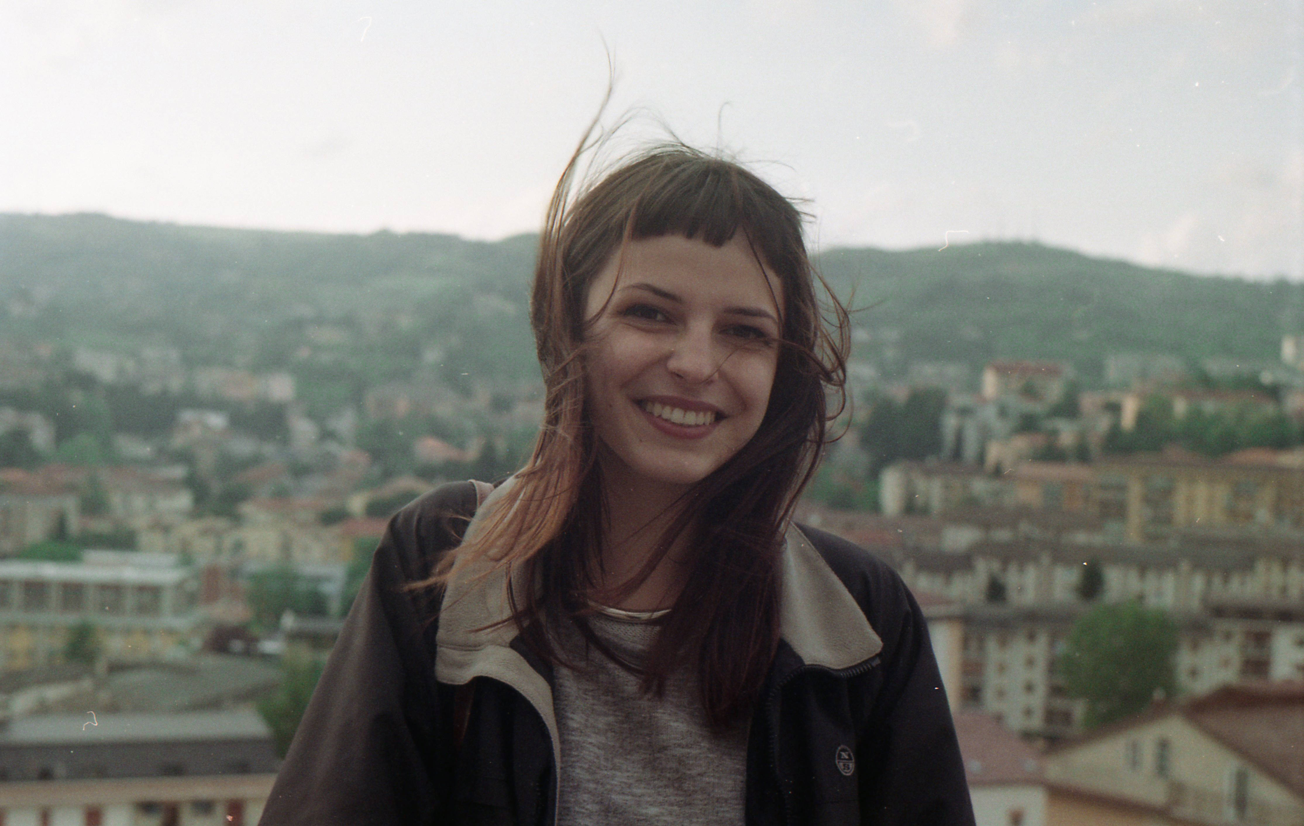 smiling Italian Girl, hill, cityscape, 4K Desktop Wallpaper