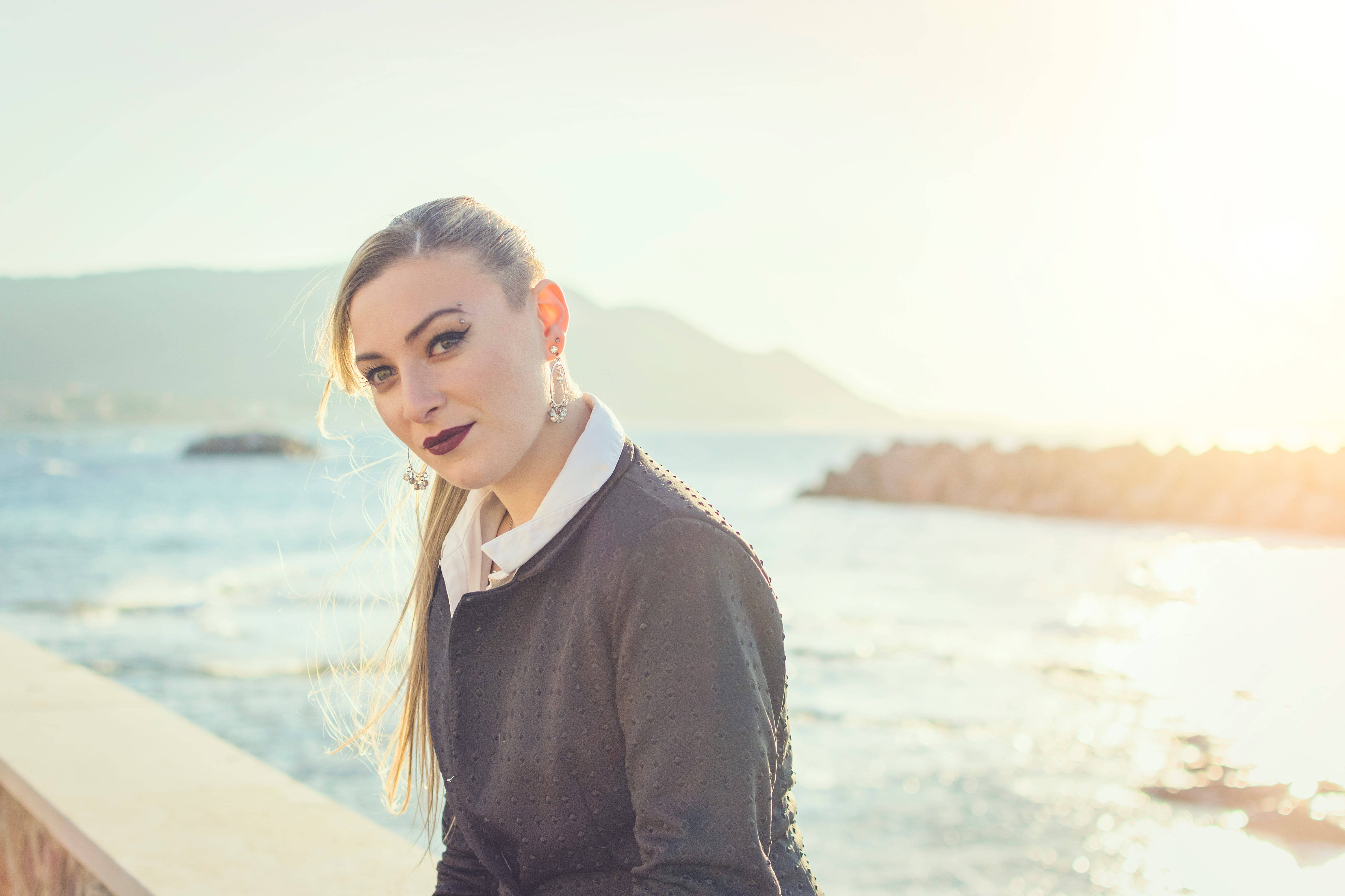 Italian Girl, seaside backdrop, sunlit, 5K Desktop Wallpaper