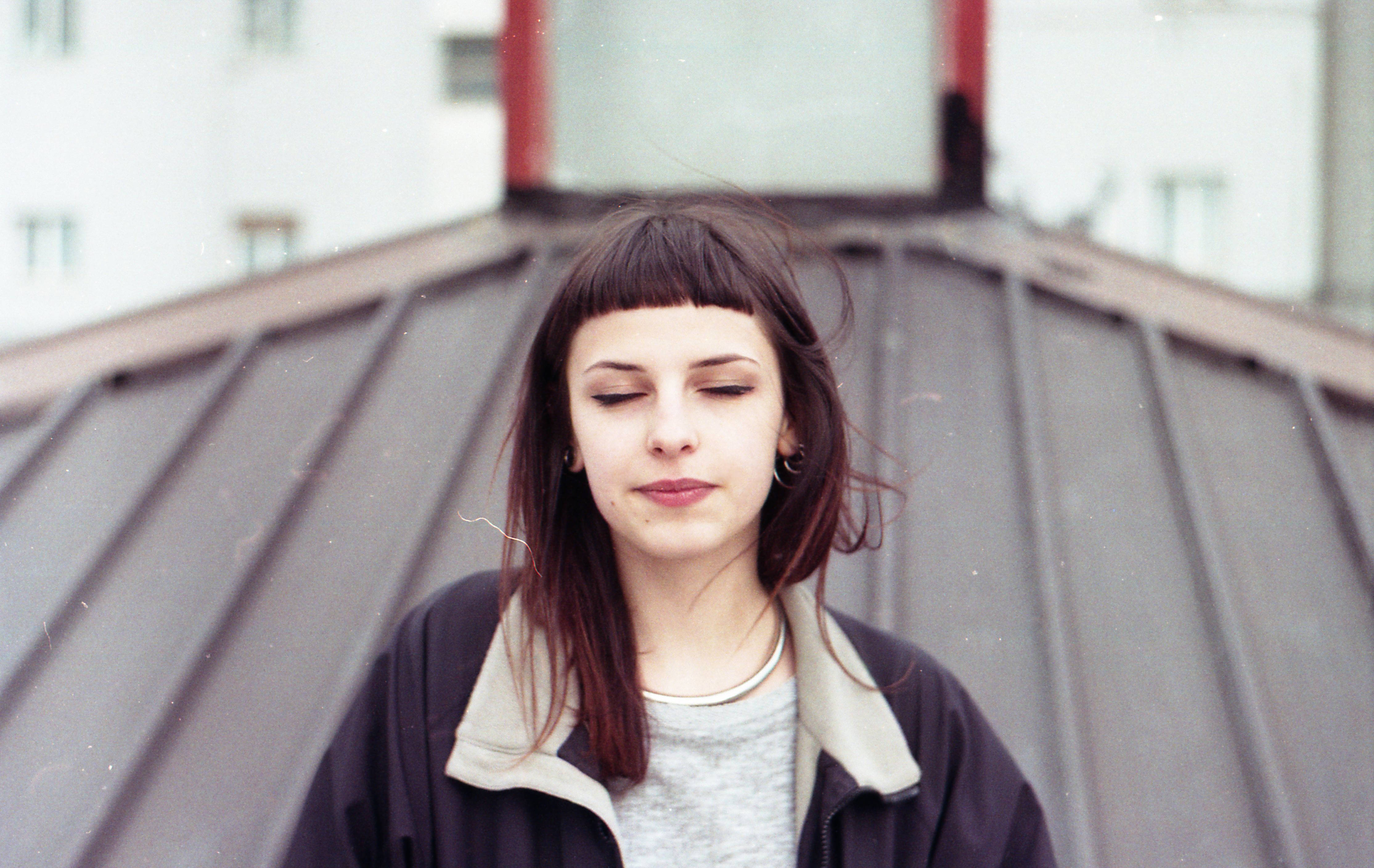 Italian Girl, rooftop, metal roof, 4K Desktop Wallpaper