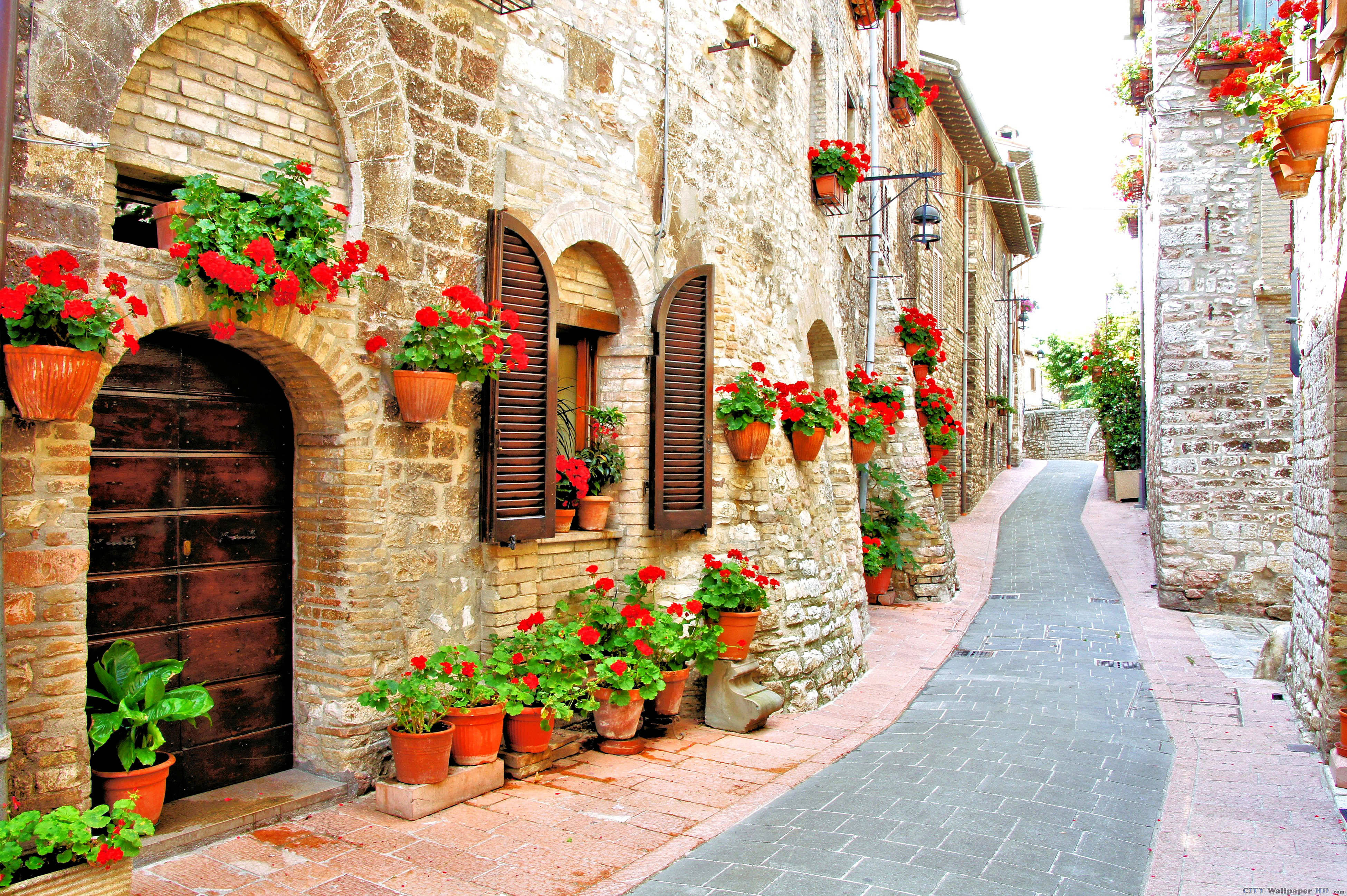 Italy, cobblestone alleyway, stone buildings, 4K Desktop Wallpaper