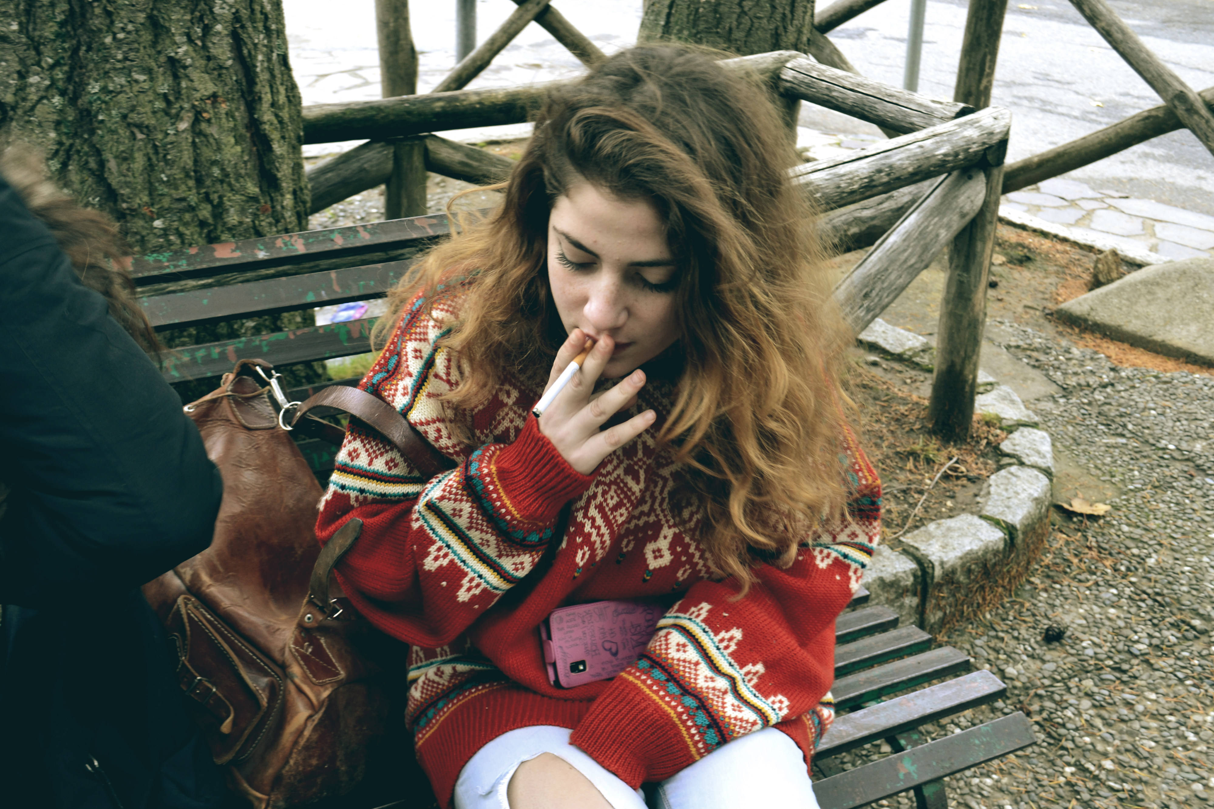 Italian girl, curly hair, park bench, 4K Desktop Wallpaper