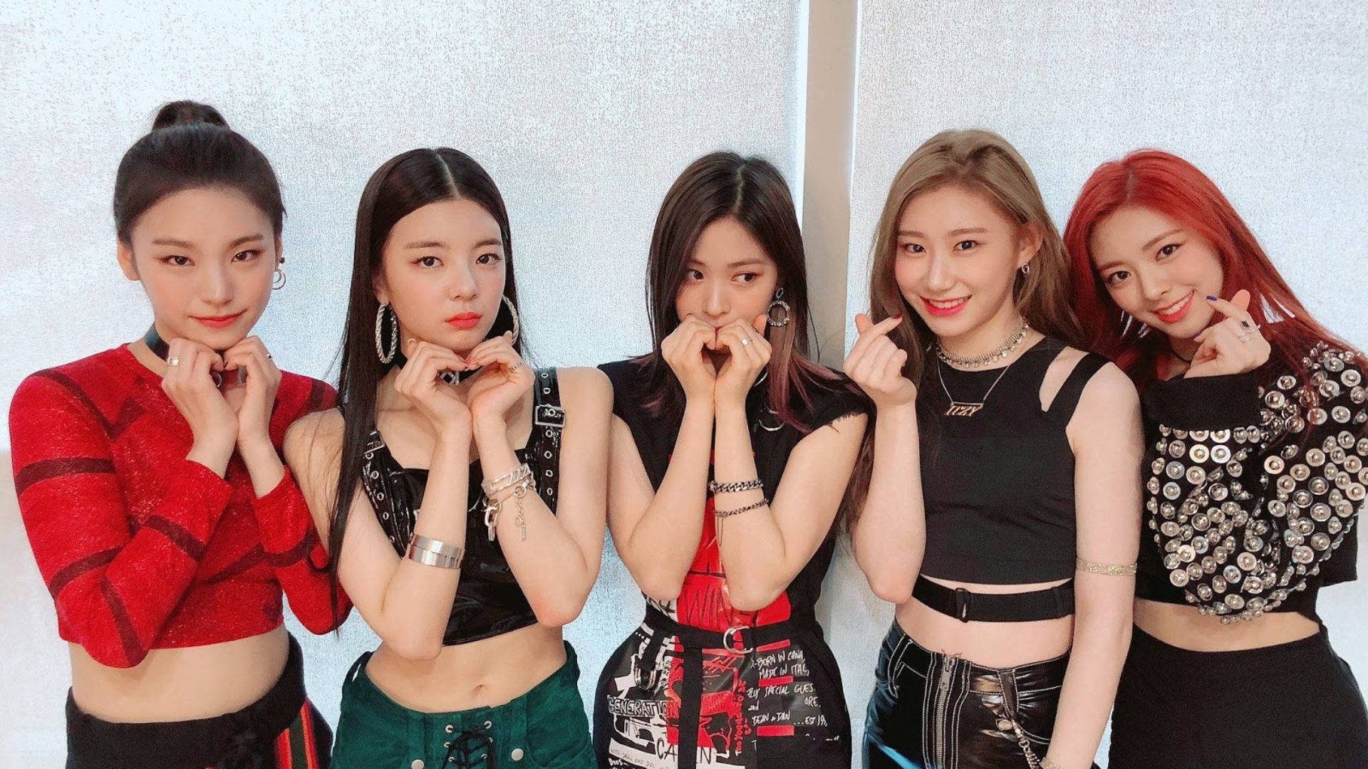 ITZY, debut stage, textured white wall, Full HD Desktop Wallpaper