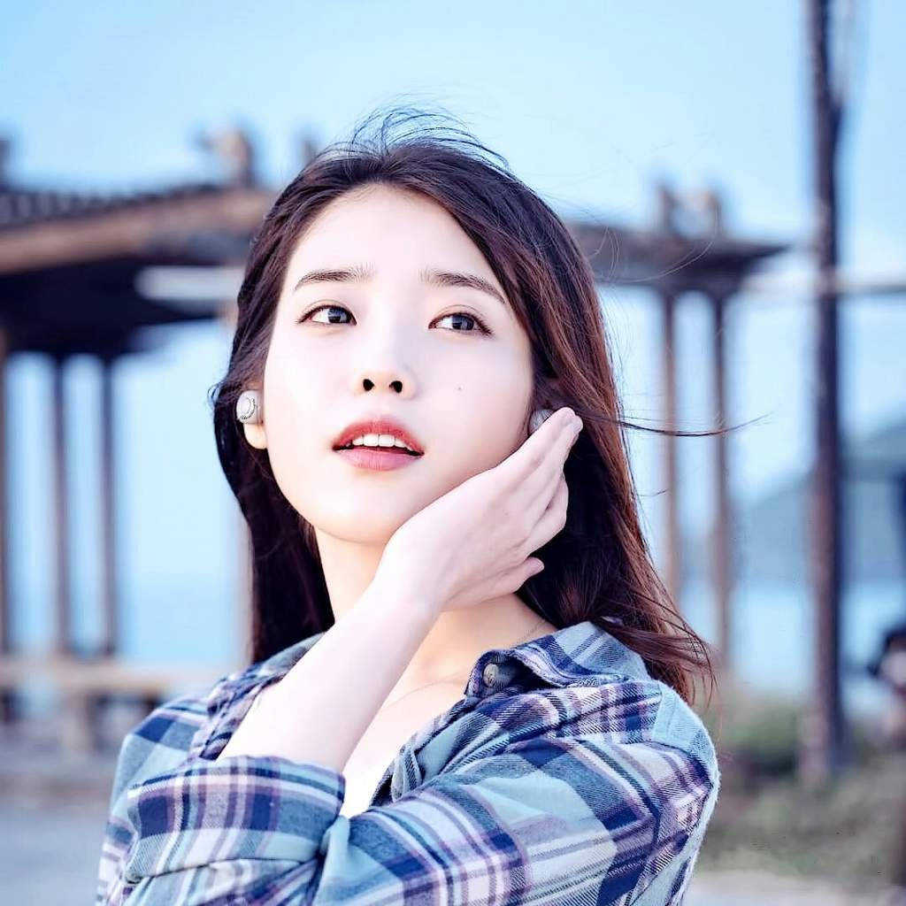 IU, dark hair, gazing upward, SD Desktop Wallpaper