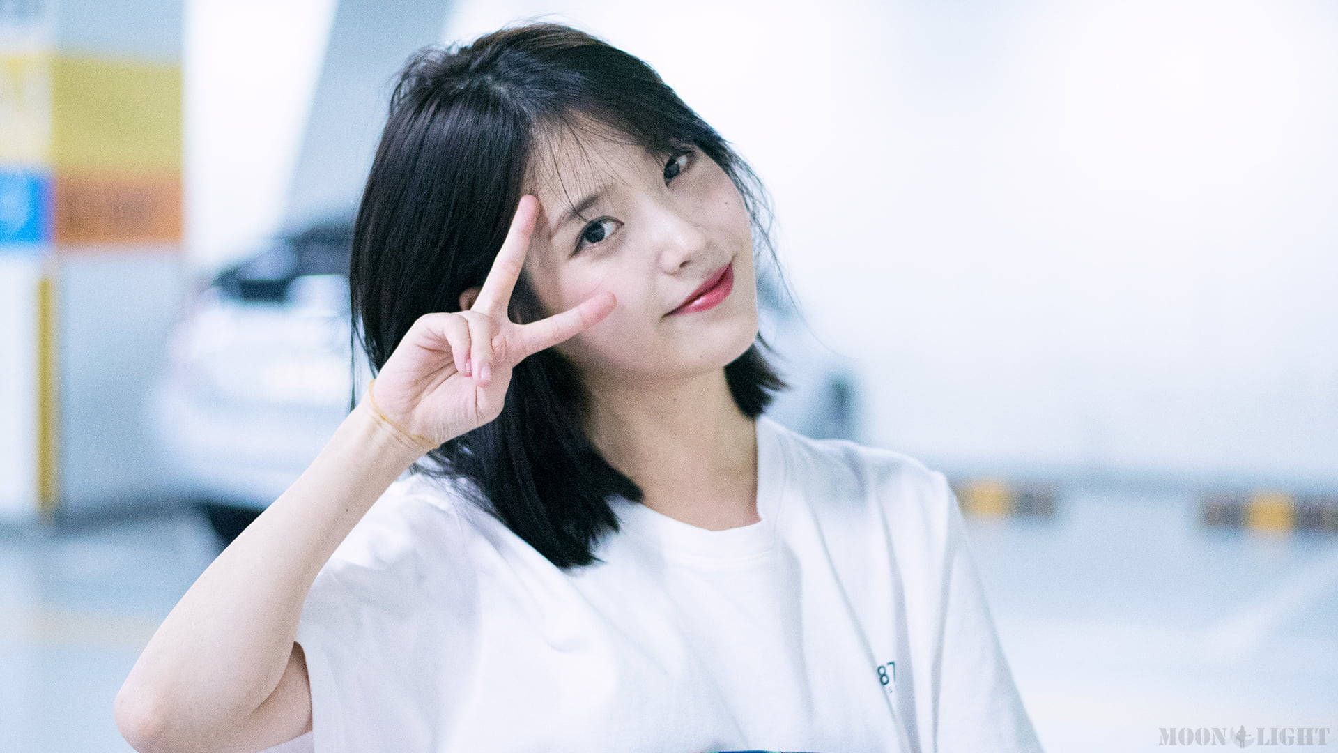 IU, peace sign, dark hair, Full HD Desktop Wallpaper