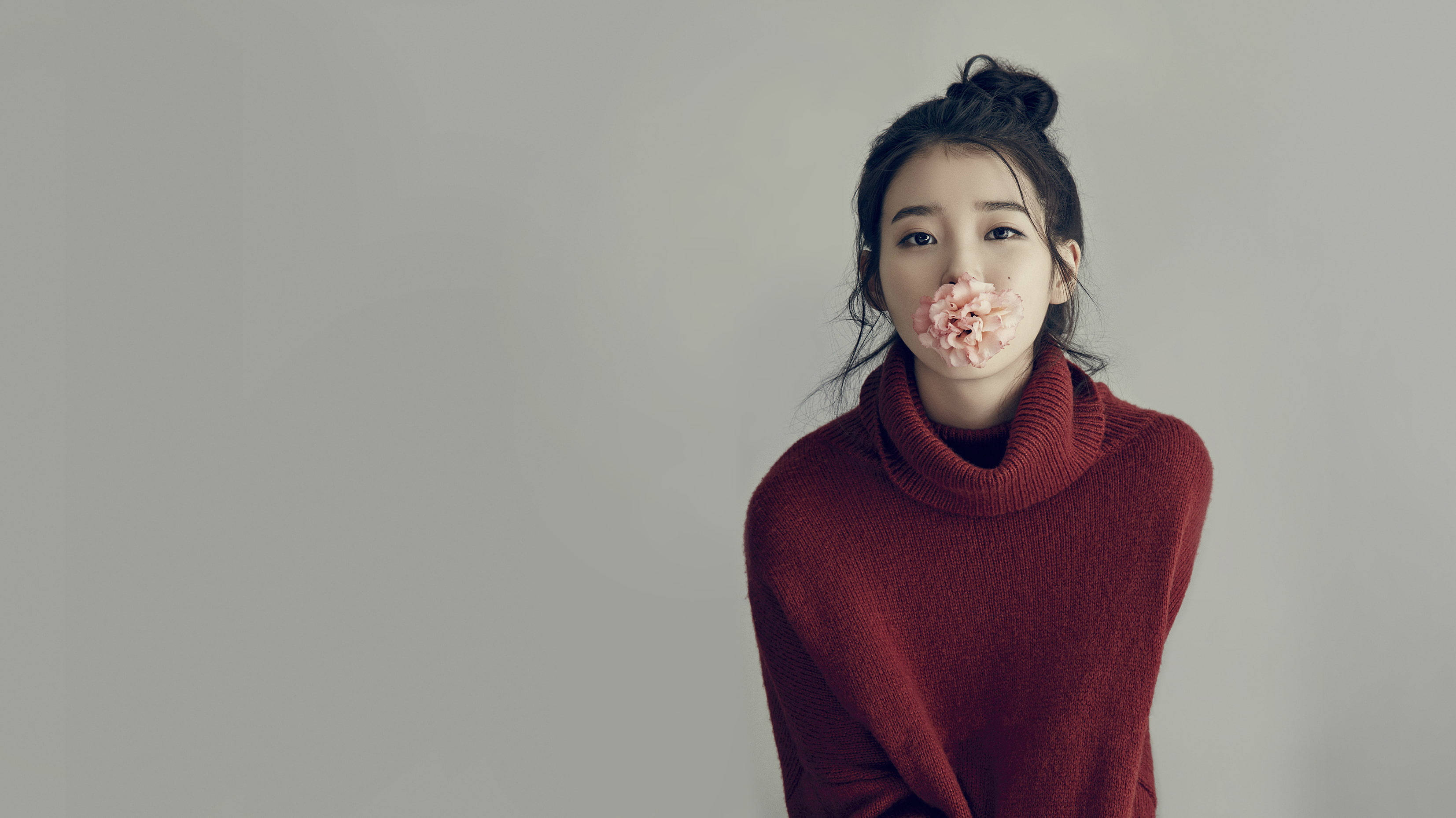 IU, red turtleneck, pink flower, 2K Desktop Wallpaper