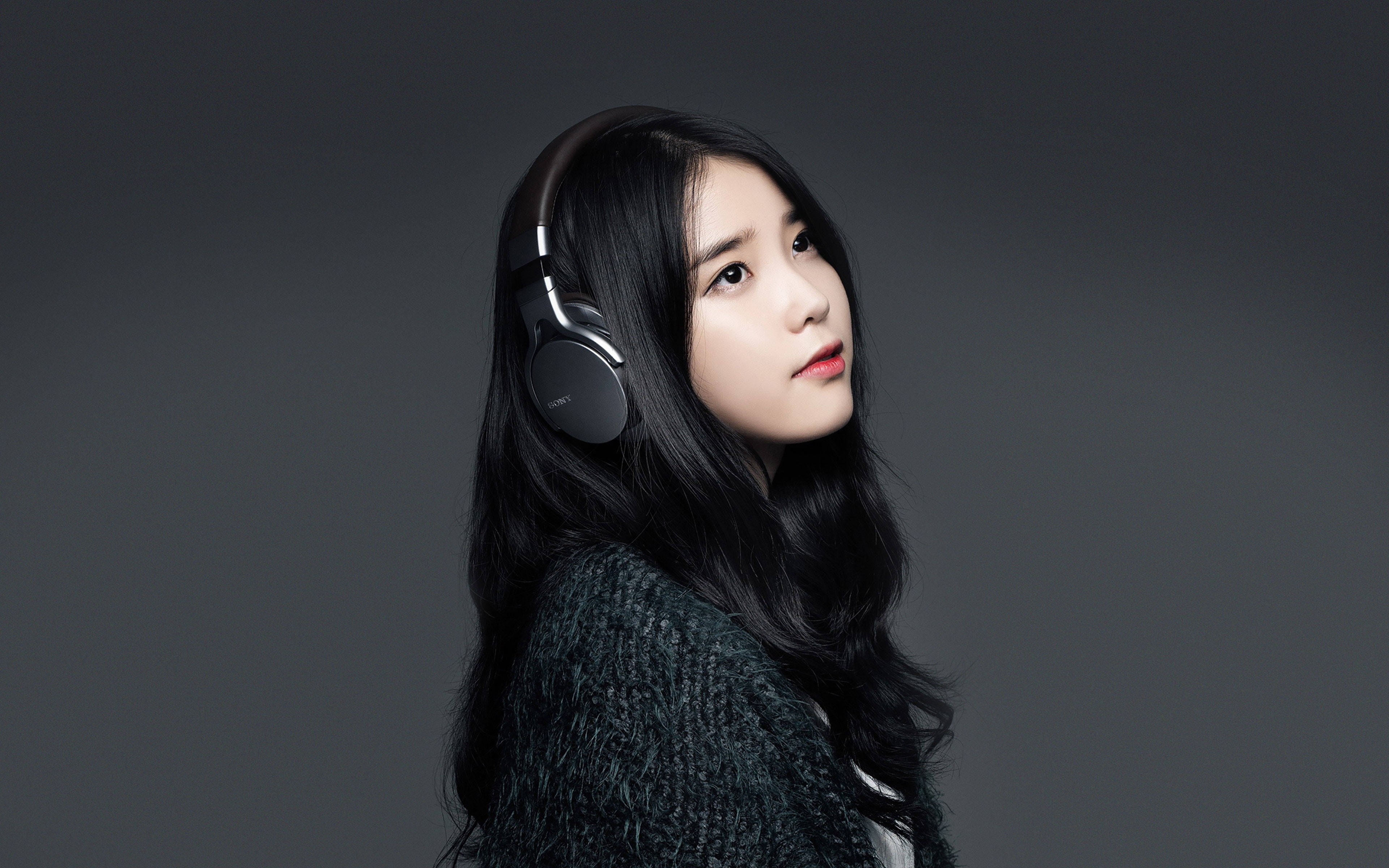 IU, black headphones, long black hair, 4K Desktop Wallpaper