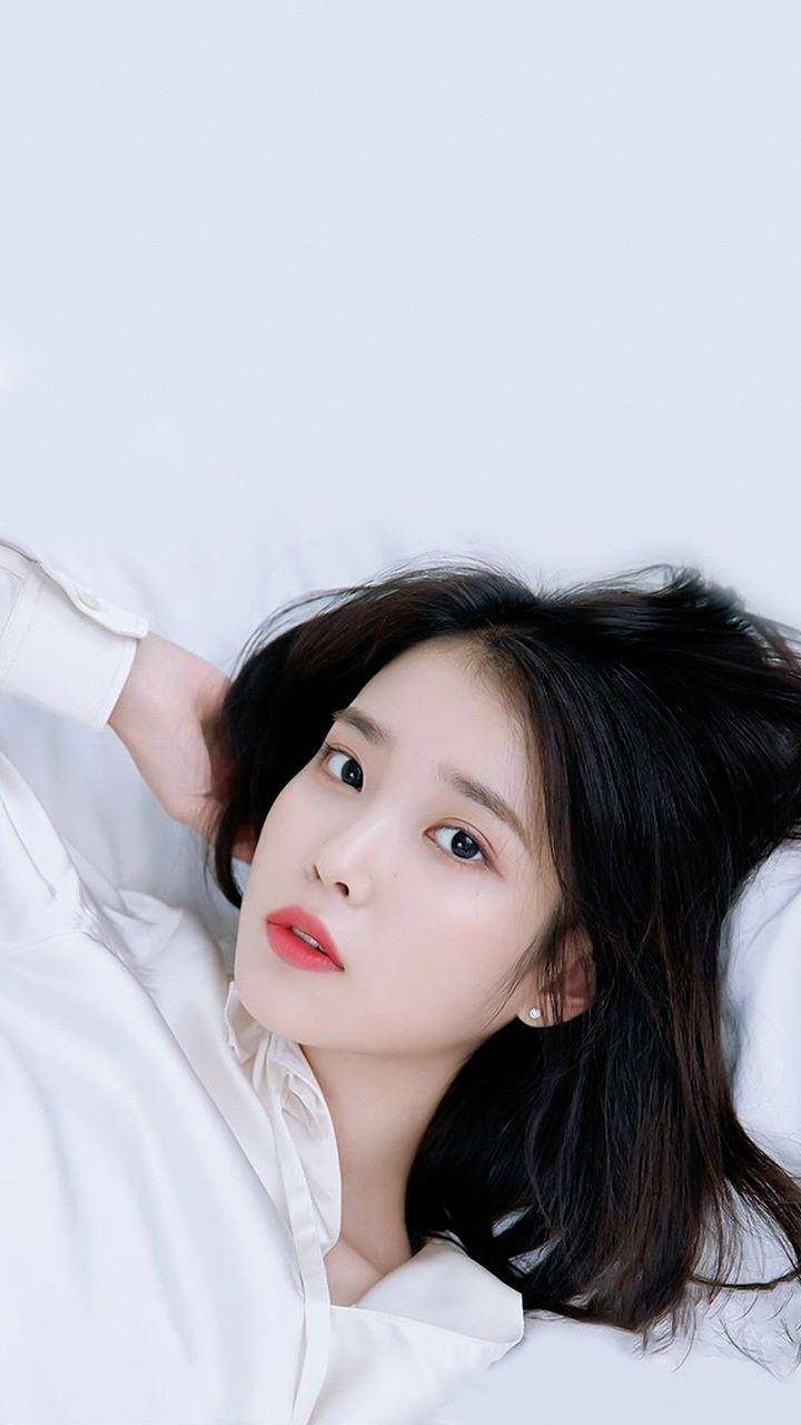 IU, white bed, dark hair, HD Phone Wallpaper