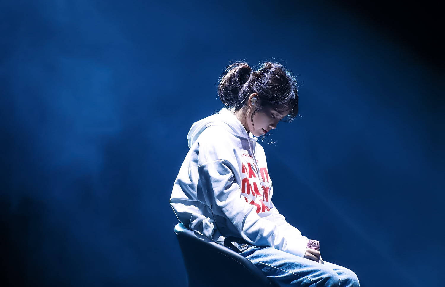 IU, white hoodie, dark blue, HD Desktop Wallpaper
