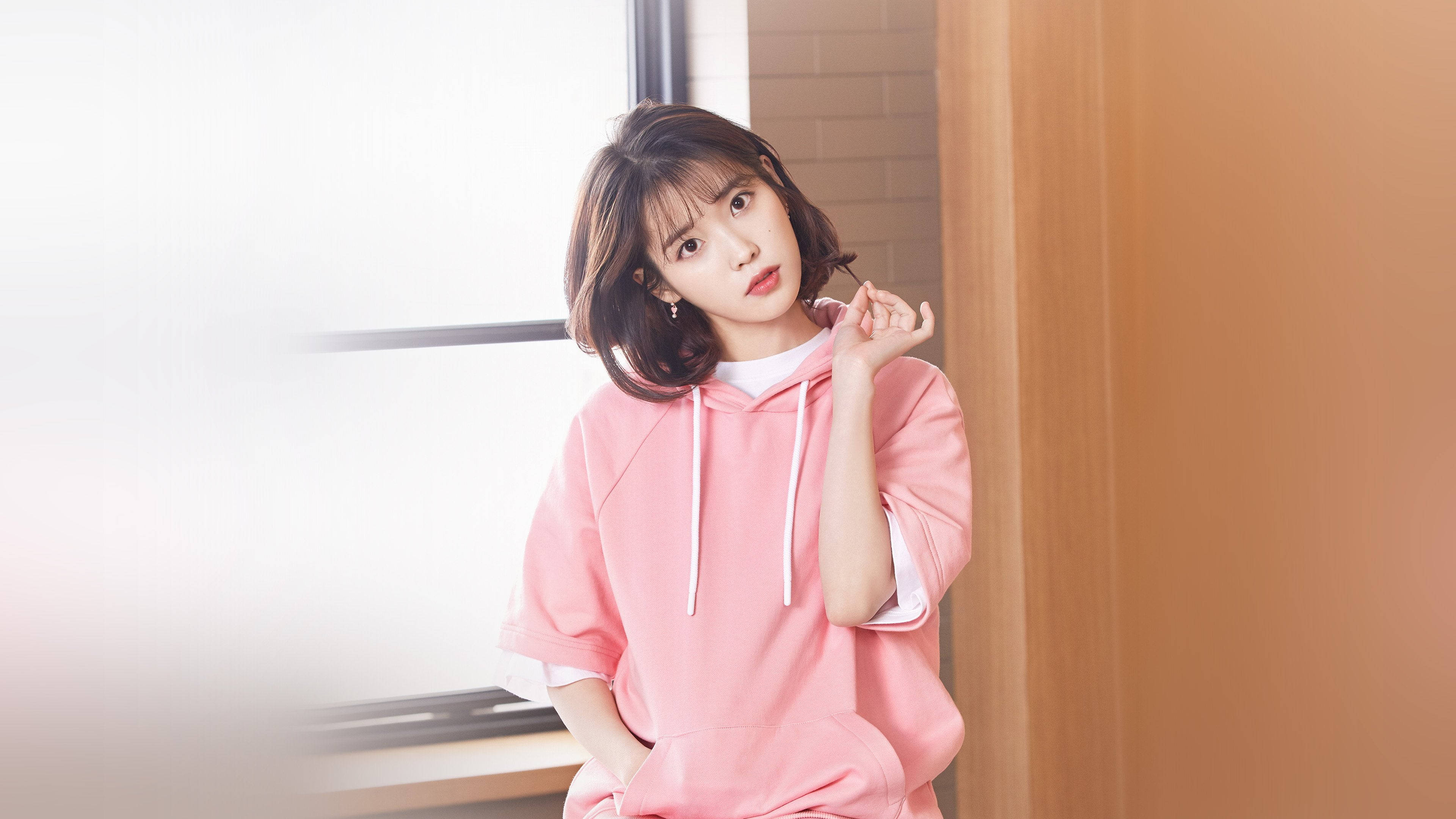 IU, pink hoodie, wooden doorframe, 4K Desktop Wallpaper