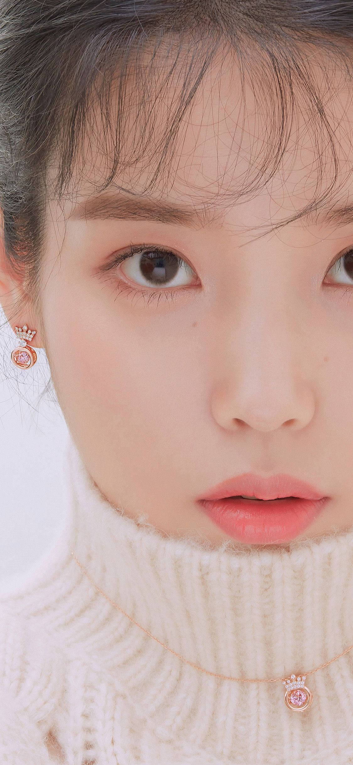 IU, cream turtleneck, delicate crown earrings, Full HD Phone Wallpaper