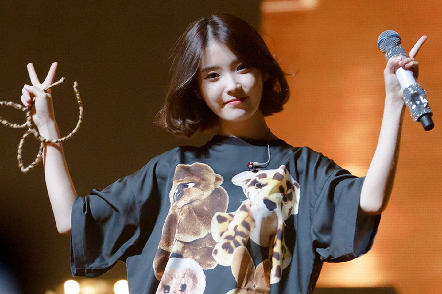 IU, oversized shirt, microphone, HD Desktop Wallpaper