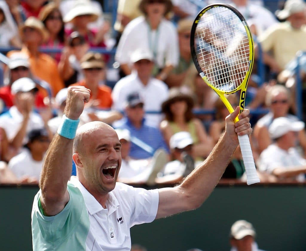 Ivan Ljubicic, white shirt, yellow racket, SD Desktop Wallpaper