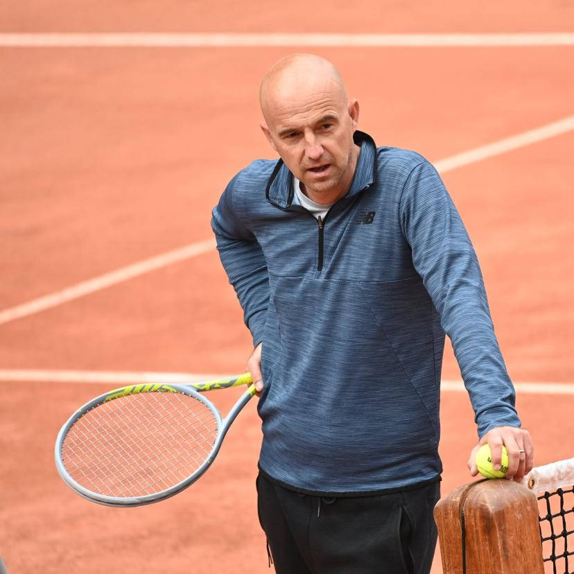 Ivan Ljubicic, blue pullover, tennis racket, SD Desktop Wallpaper
