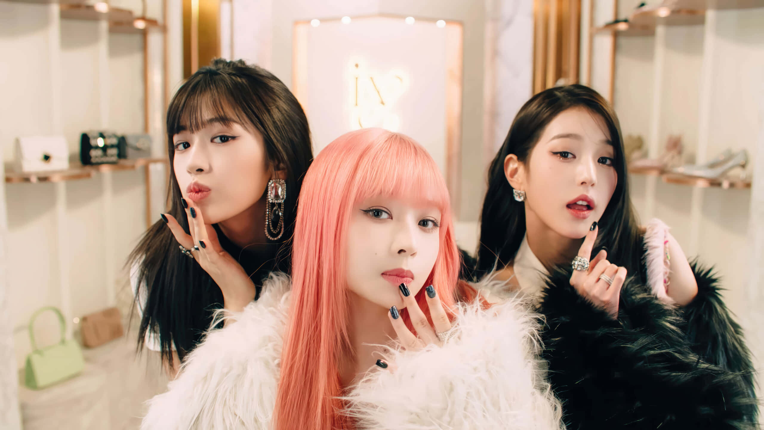 Ive, glamorous group pose, chic boutique, 2K Desktop Wallpaper