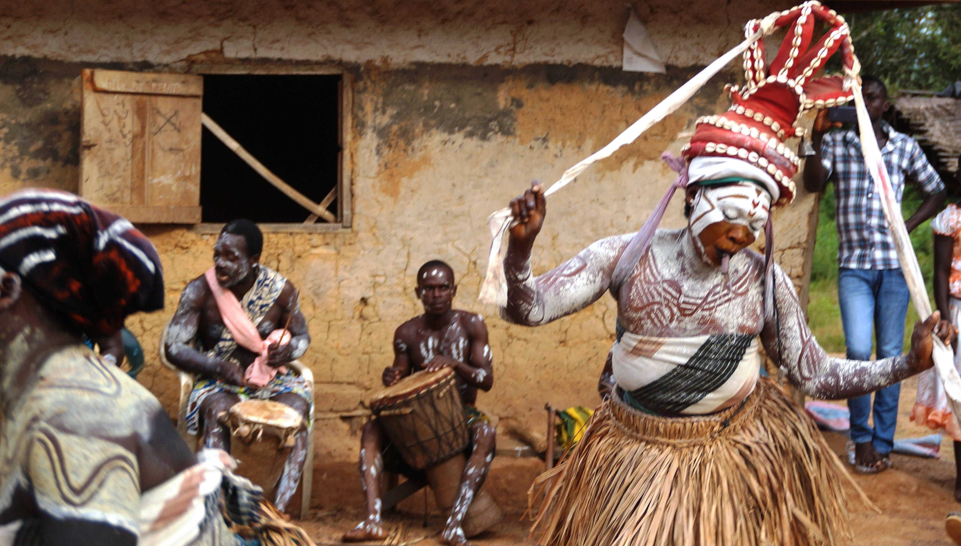 Ivory Coast, dancer, elaborate body paint, 2K Desktop Wallpaper