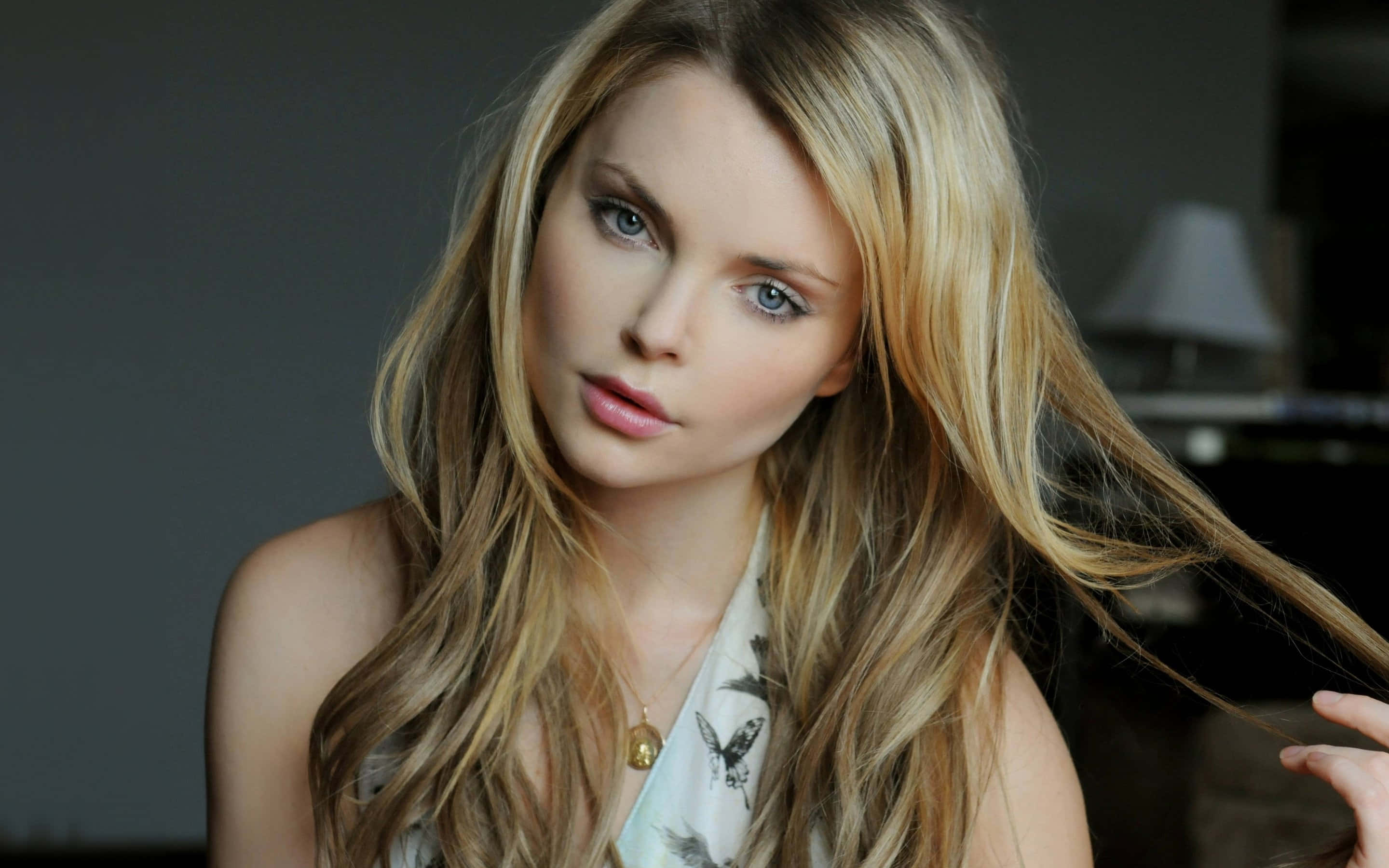 Izabella Miko, long blonde hair, blue eyes, 2K Desktop Wallpaper