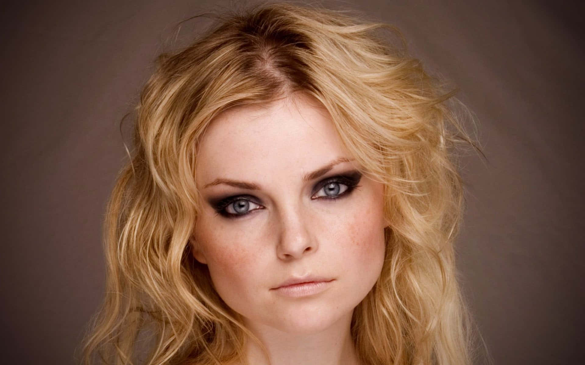 Izabella Miko, blonde wavy hair, bold dark eye makeup, Full HD Desktop Wallpaper