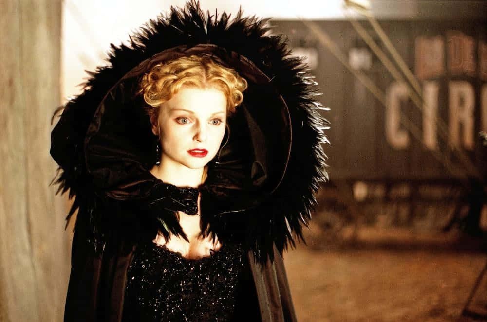 Izabella Miko, black feathered cloak, red lips, SD Desktop Wallpaper