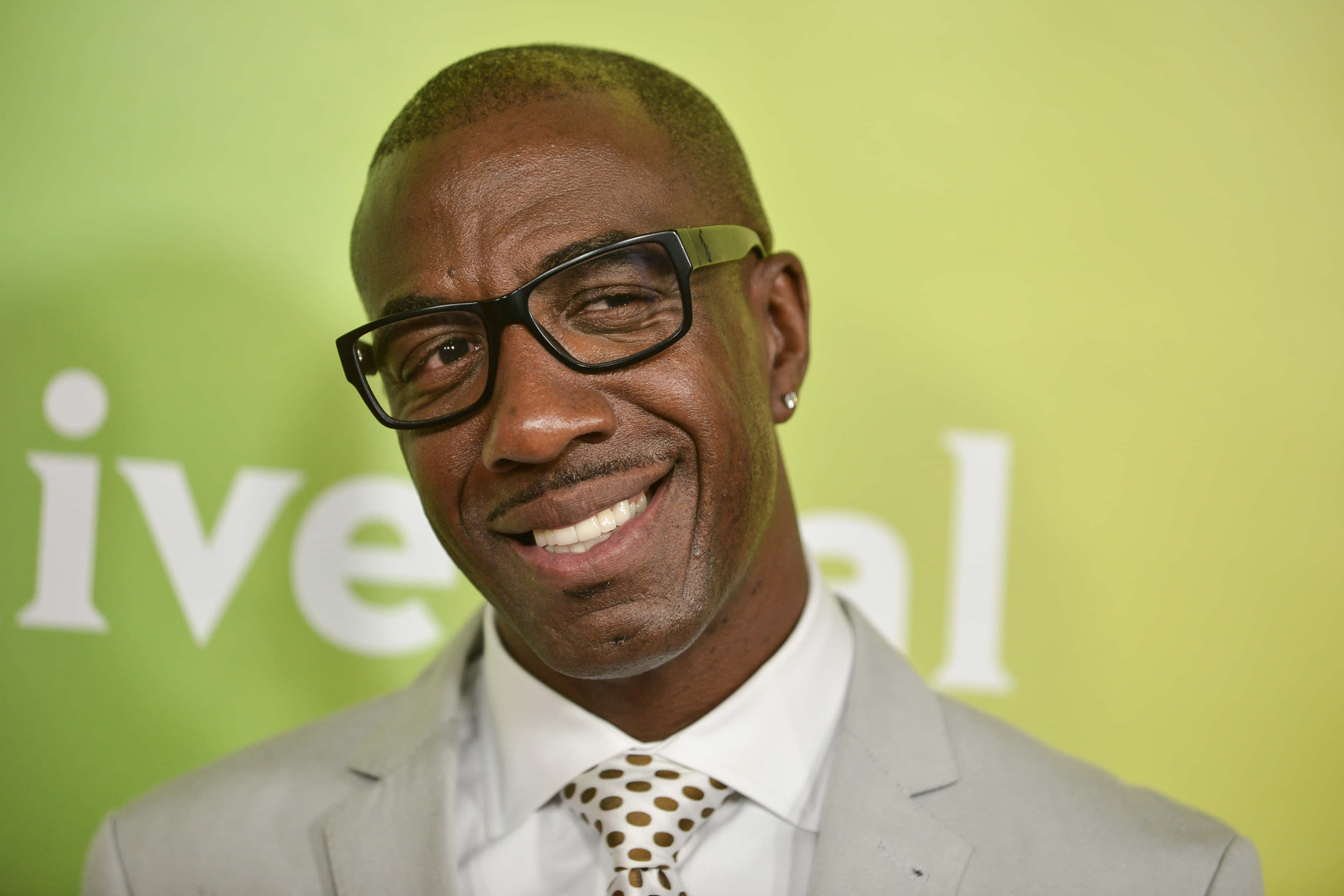 J.b. Smoove, light gray suit, polka dot tie, 2K Desktop Wallpaper