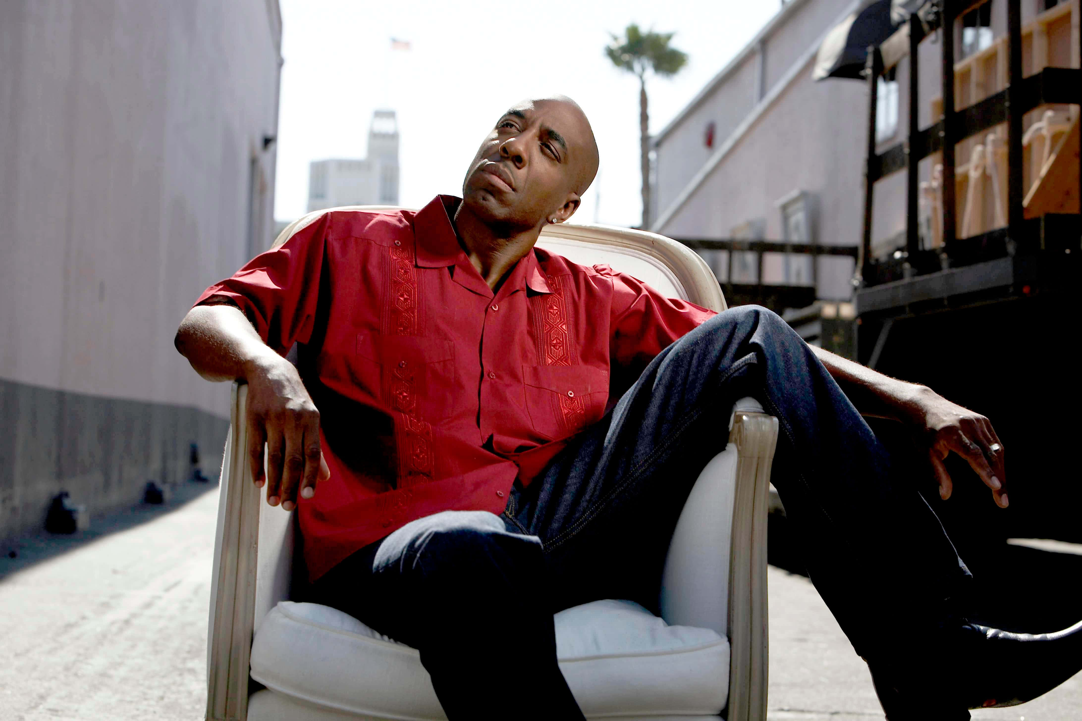 J.B. Smoove, red shirt, white chair, 4K Desktop Wallpaper