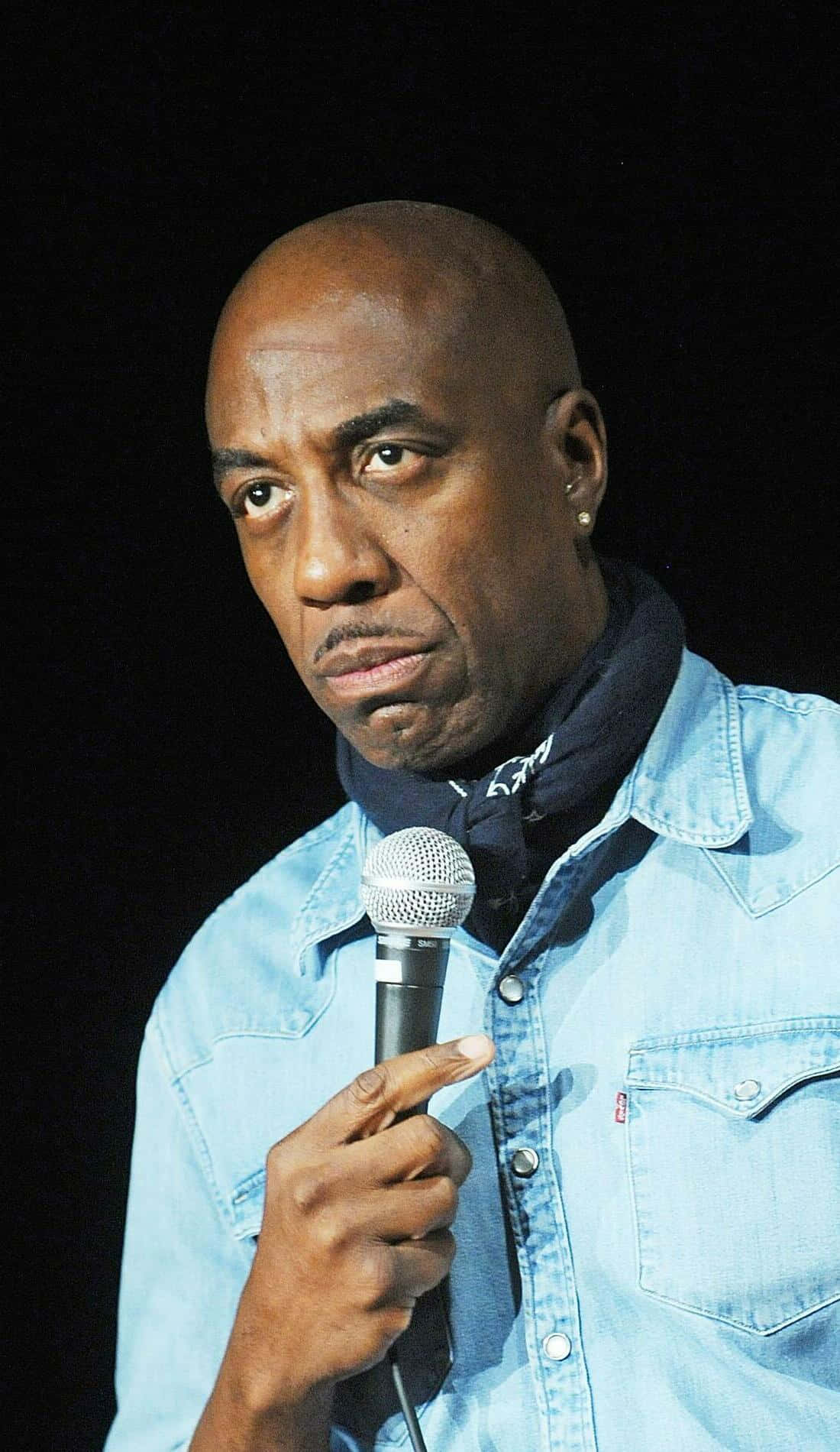J.b. Smoove, light blue denim shirt, microphone, HD Phone Wallpaper