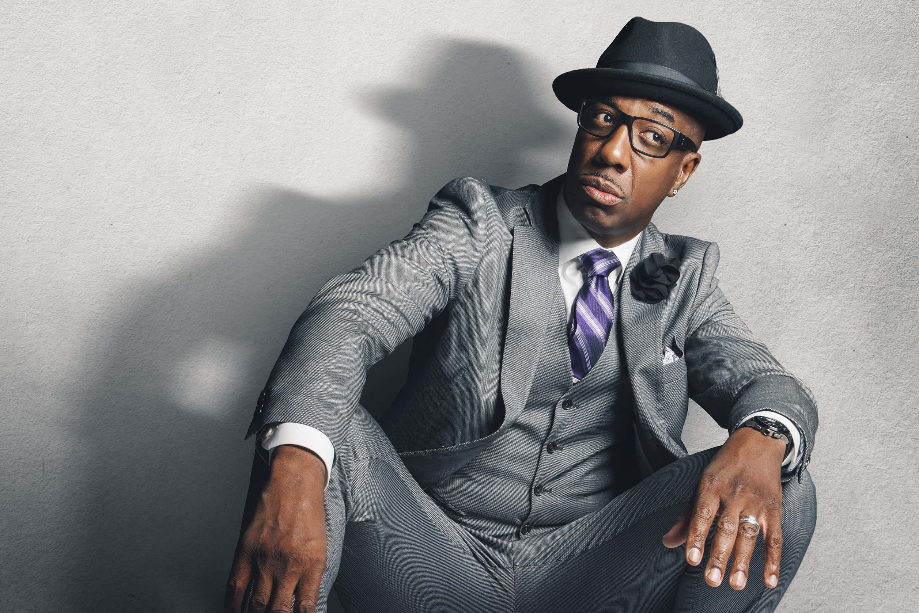J.b. Smoove, gray suit, fedora, 2K Desktop Wallpaper