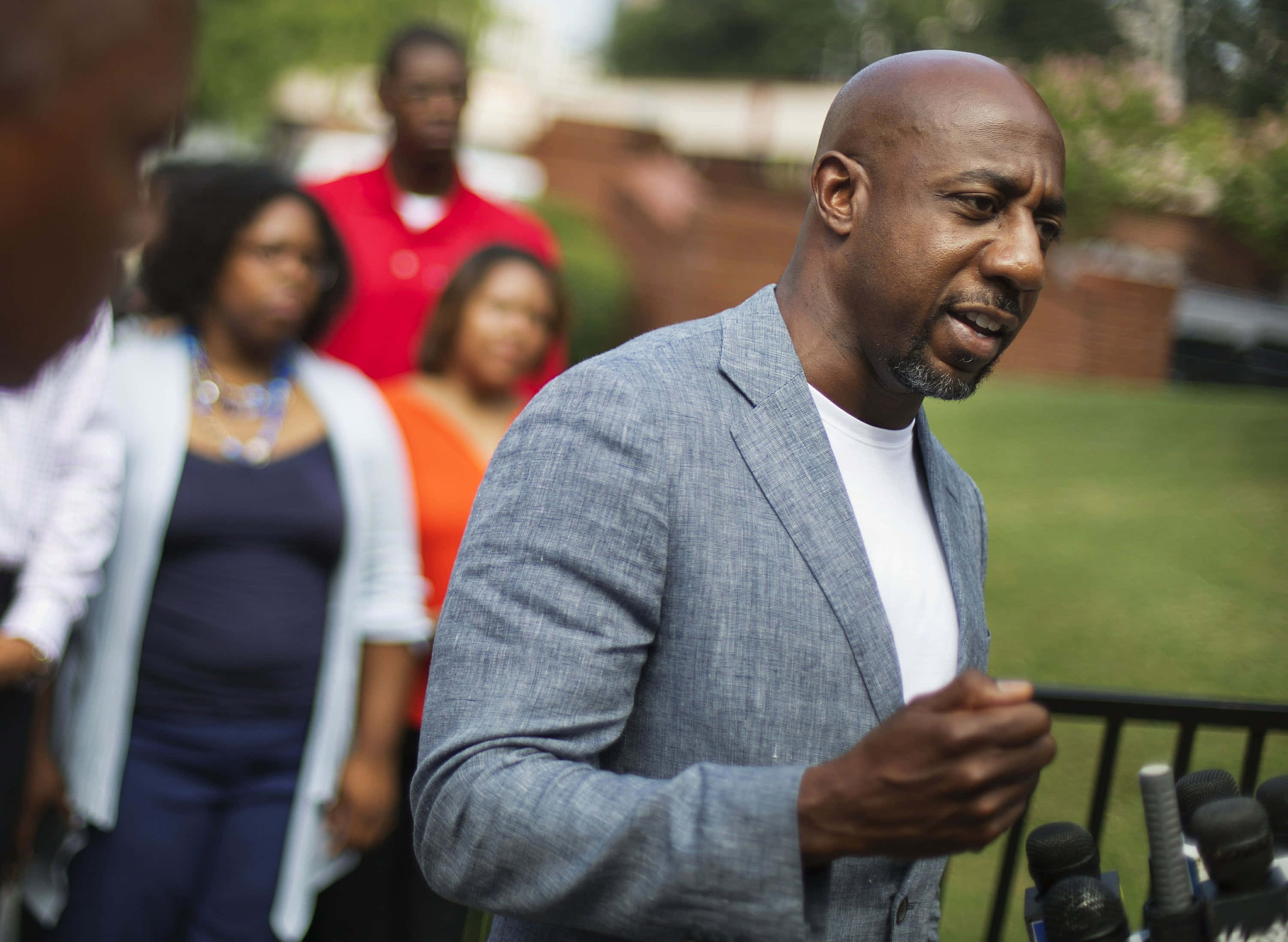 J.b. Smoove, gray blazer, microphones, 2K Desktop Wallpaper