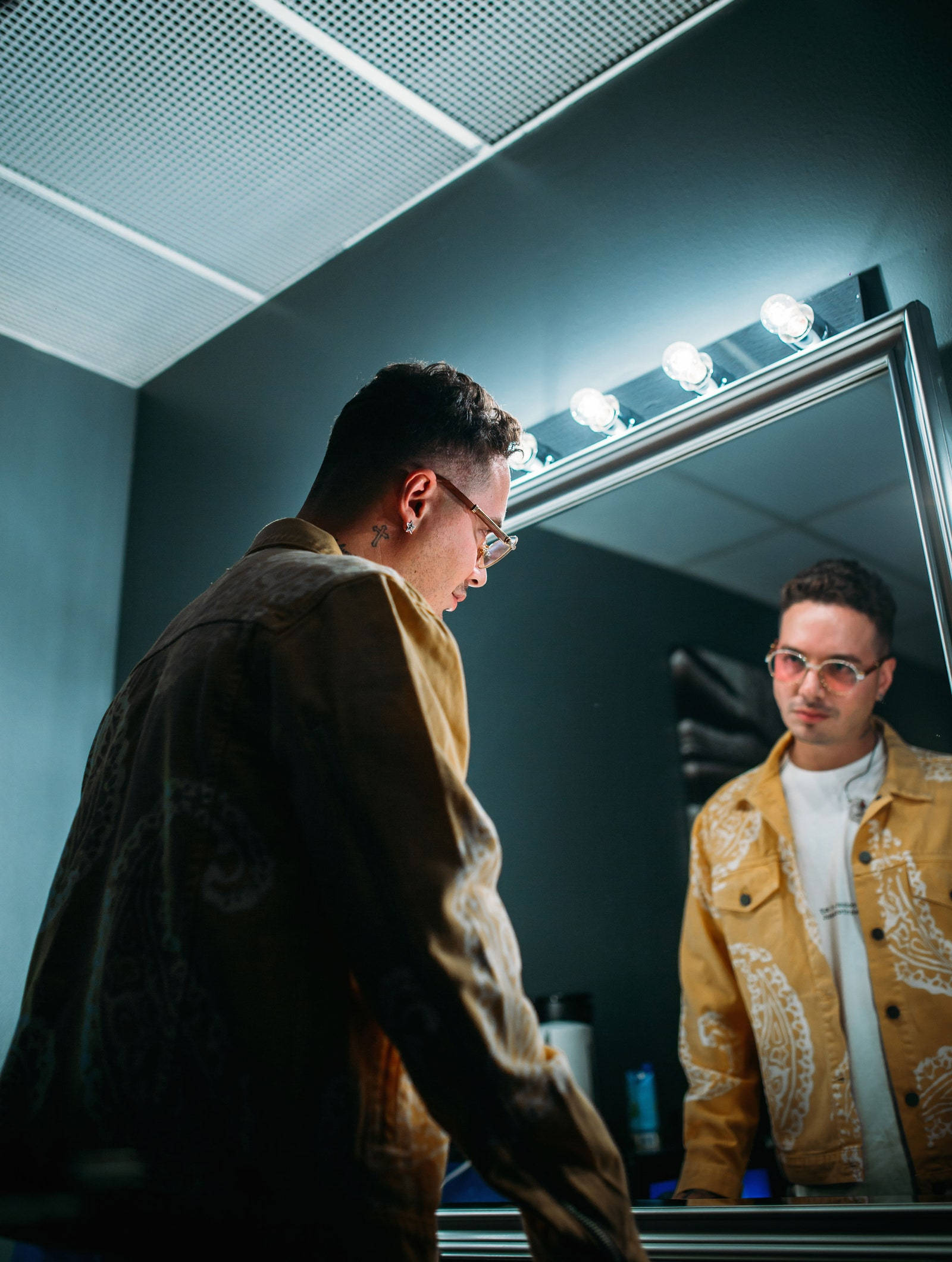 J Balvin, mirror, backstage, Full HD Phone Wallpaper