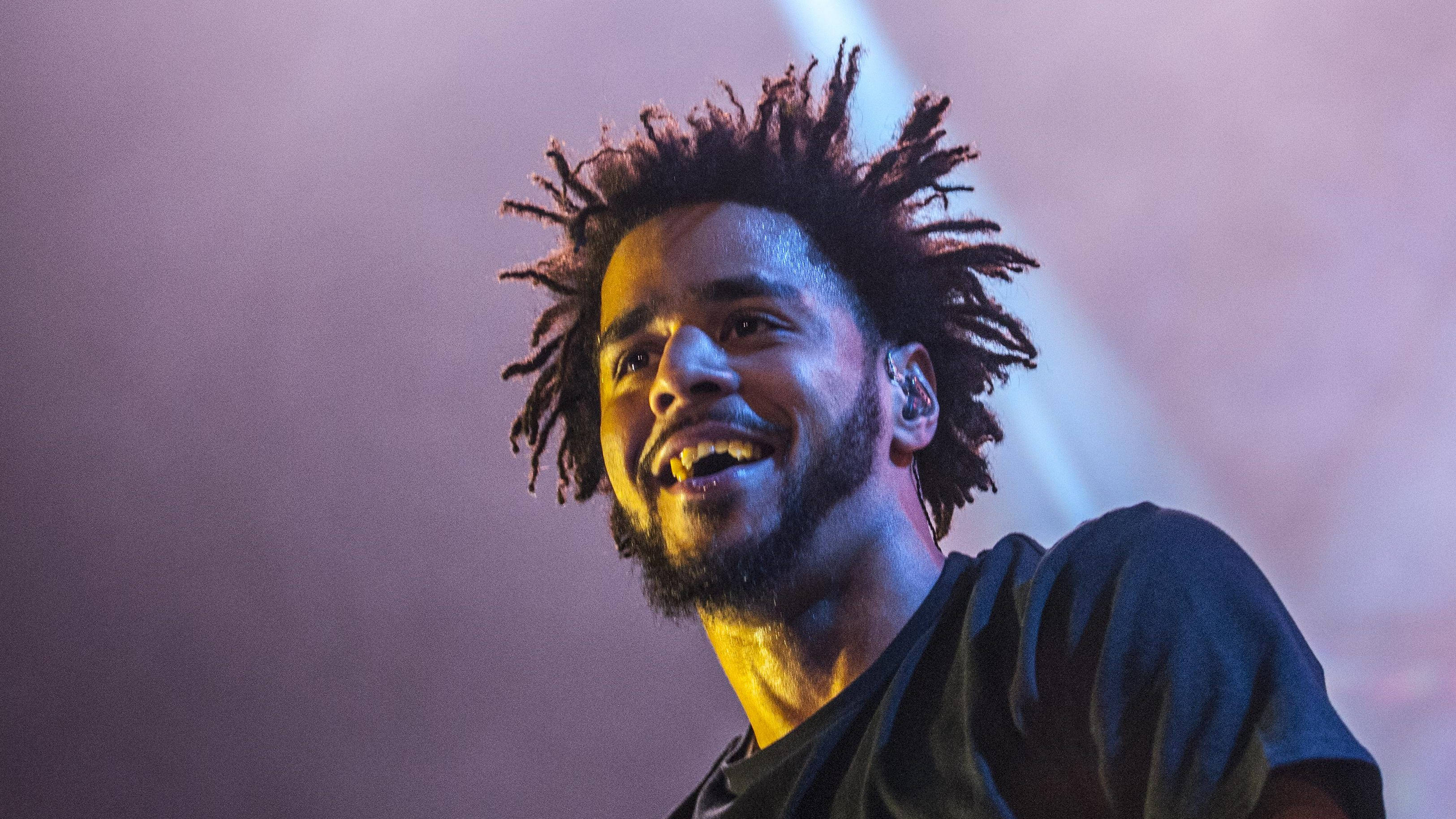 J Cole, dreadlocks, vibrant stage lights, 2K Desktop Wallpaper