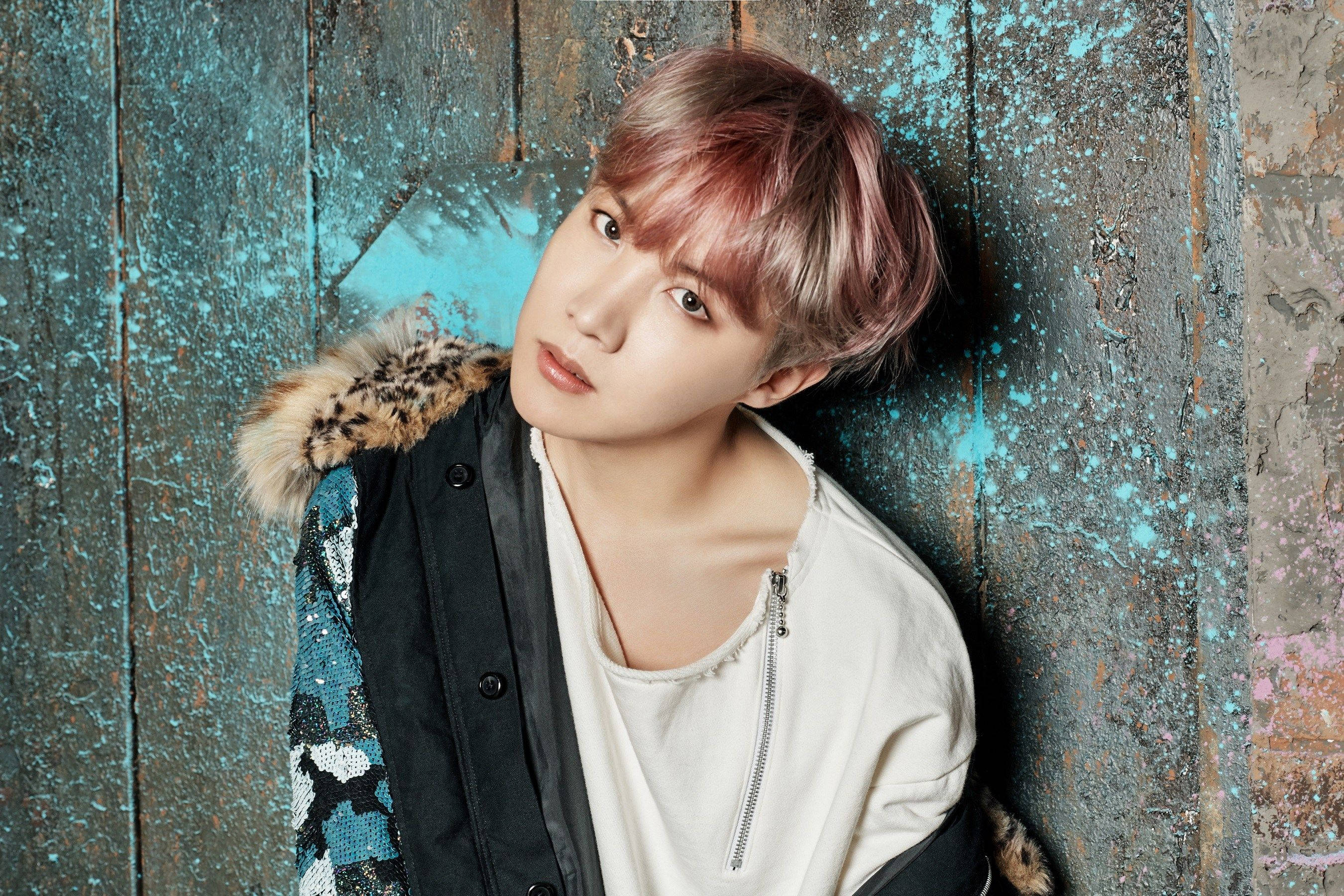 J-hope, pink hair, weathered blue wooden wall, 2K Desktop Wallpaper