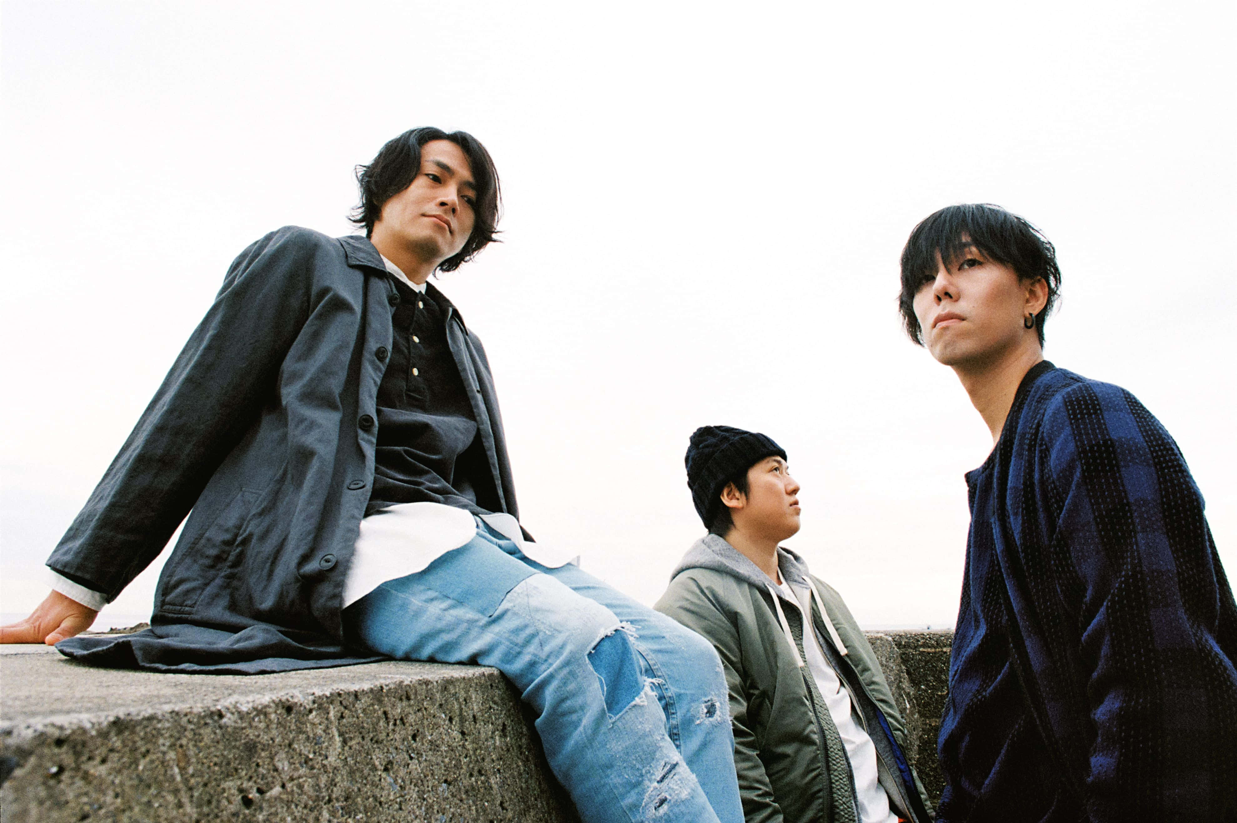 J-Rock, concrete ledge, pale sky, 4K Desktop Wallpaper