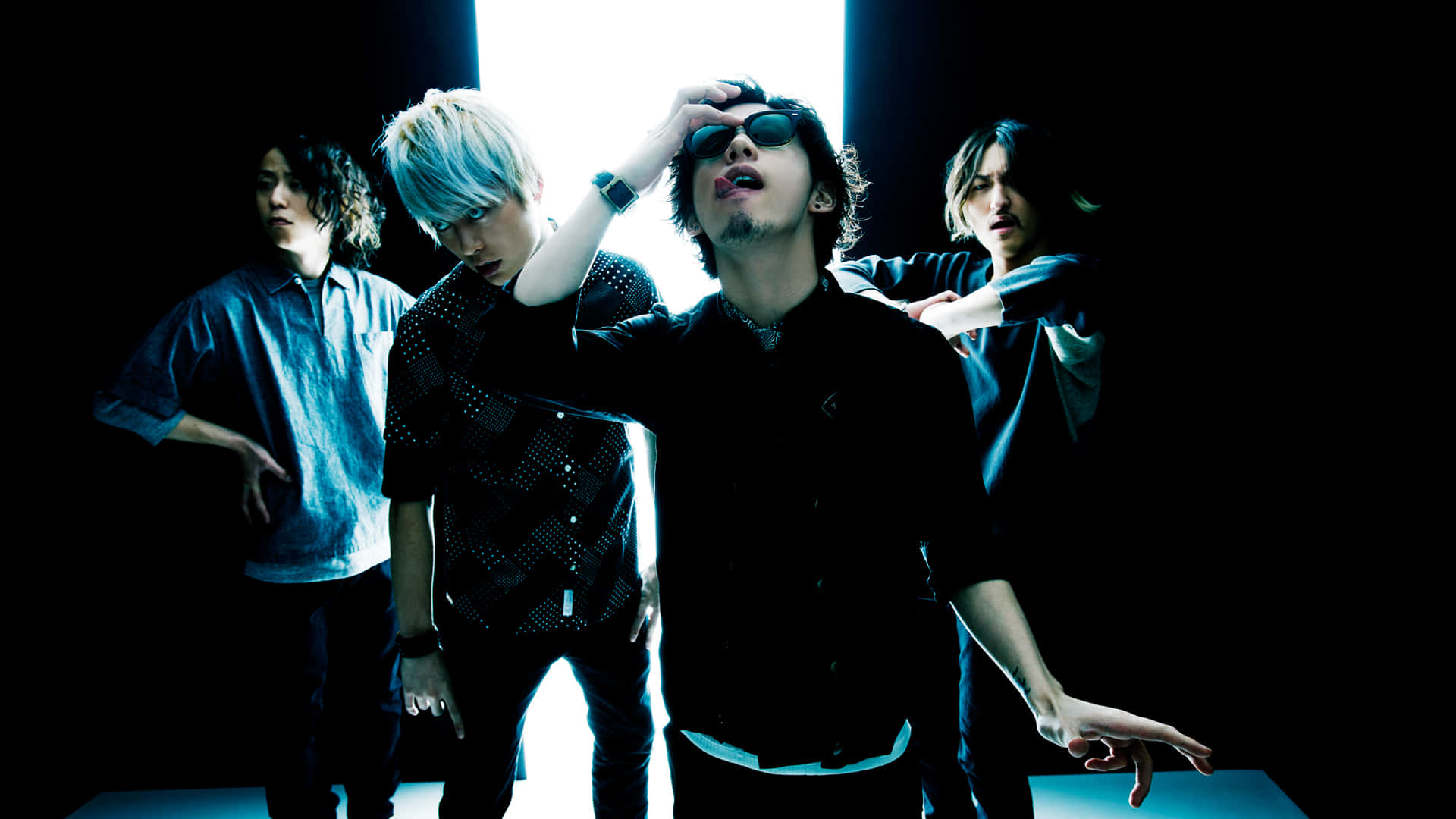 J-Rock, live on stage, bright vertical light beam, Full HD Desktop Wallpaper