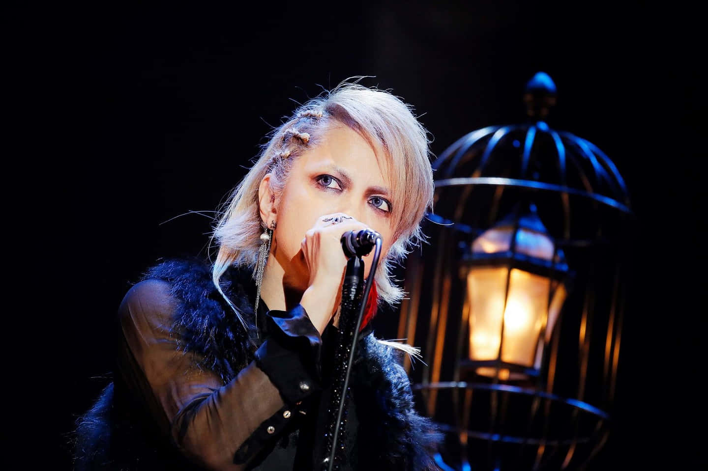 J-rock, blonde singer, intense gaze, HD Desktop Wallpaper