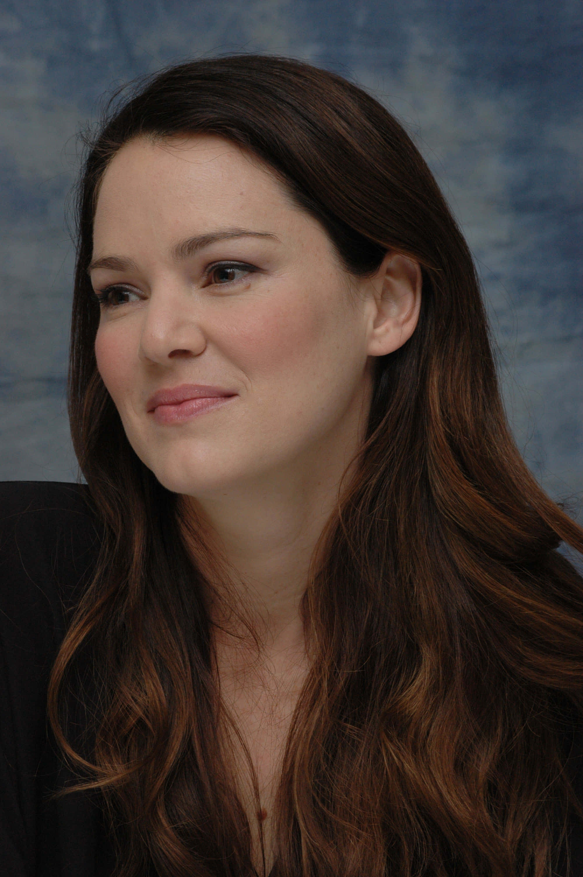 Jacinda Barrett, long brown hair, soft smile, 2K Phone Wallpaper