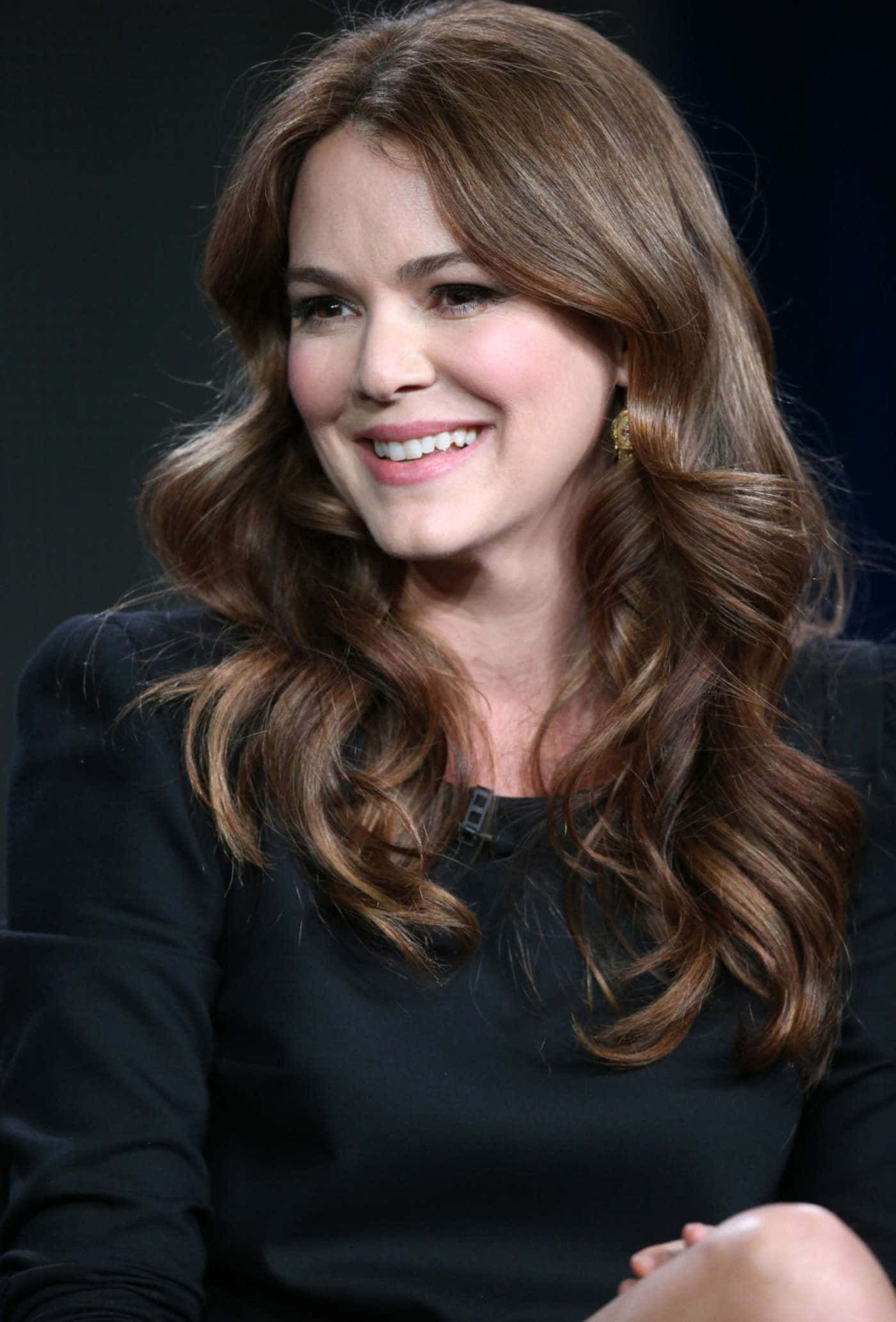 Jacinda Barrett, wavy brown hair, black top, Full HD Phone Wallpaper