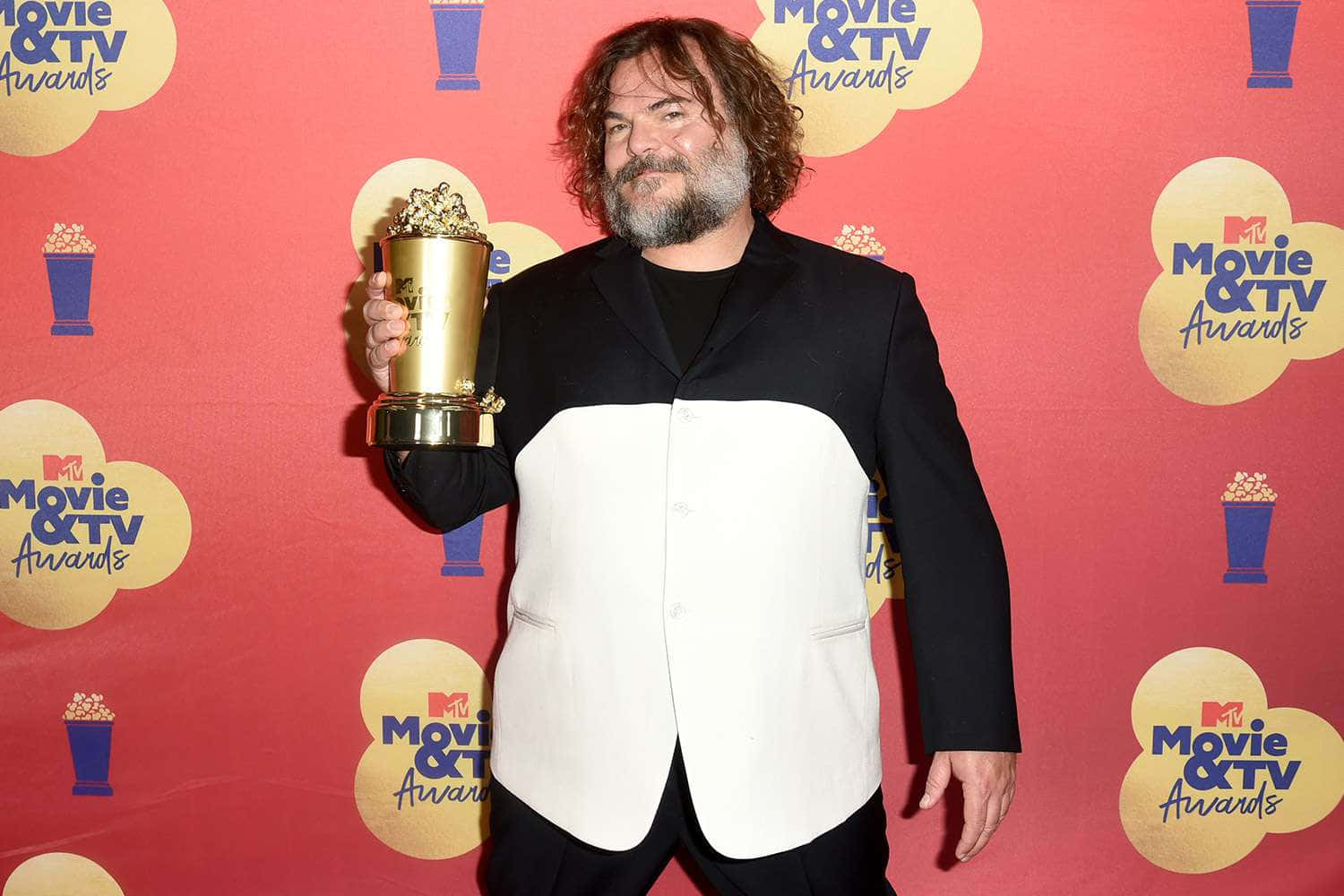 Jack Black, golden MTV Movie & TV Awards trophy, red branded backdrop, HD Desktop Wallpaper