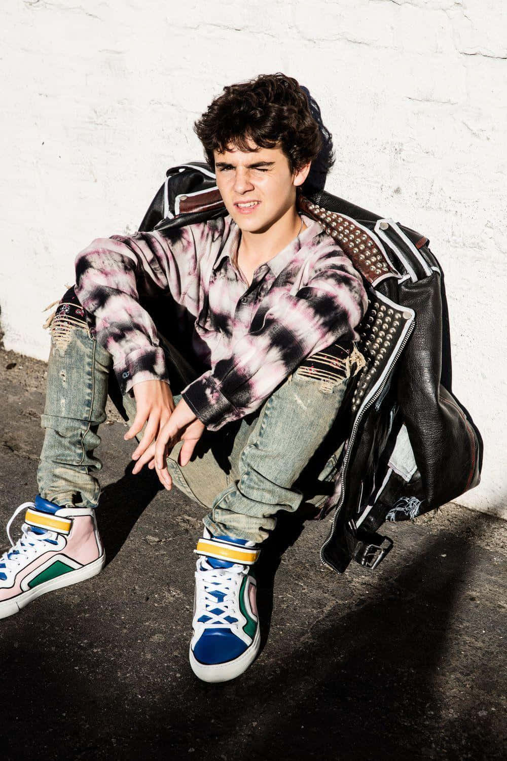 Jack Dylan Grazer, curly hair, white brick wall, HD Phone Wallpaper