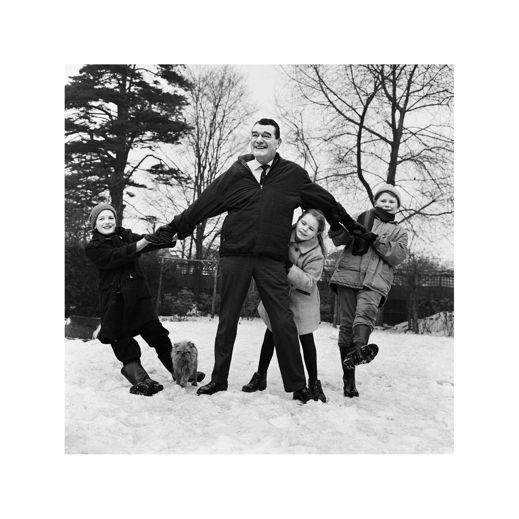 Jack Hawkins, family, snowy yard, HD Desktop Wallpaper