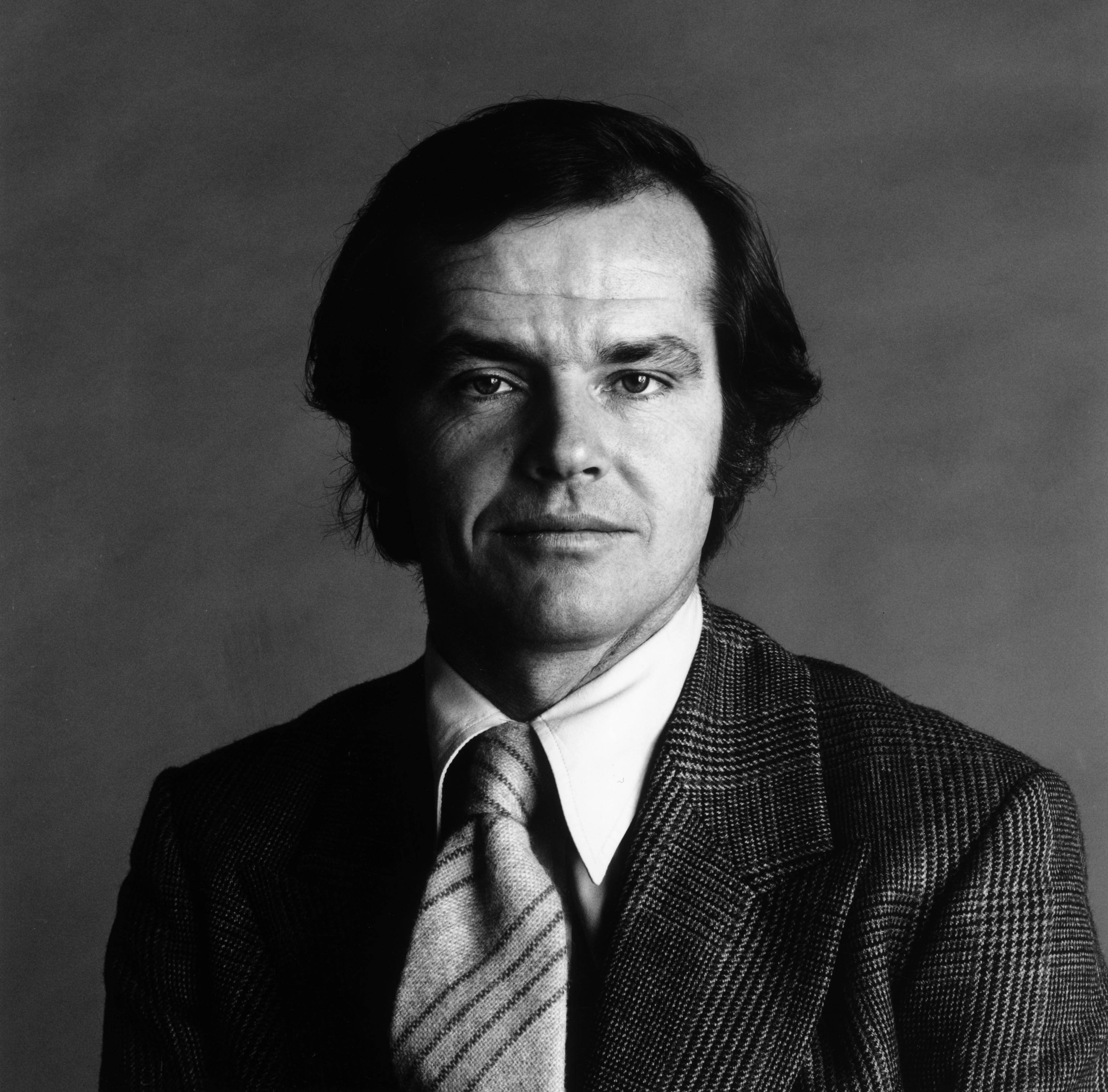 Jack Nicholson, black and white portrait, suit and tie, 2K Desktop Wallpaper