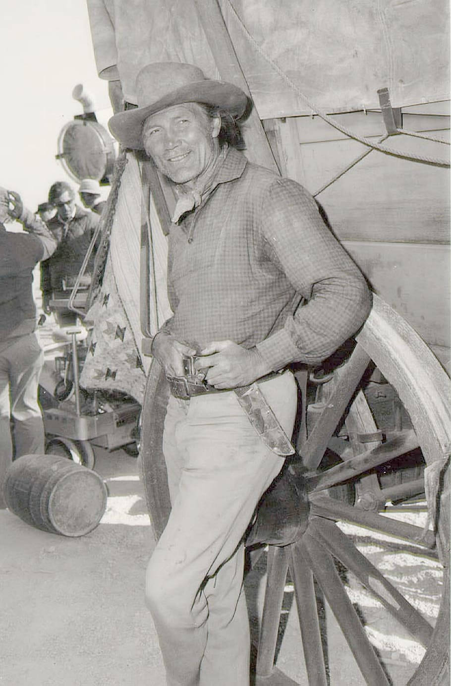 Jack Palance, cowboy hat, wooden wagon wheel, HD Phone Wallpaper
