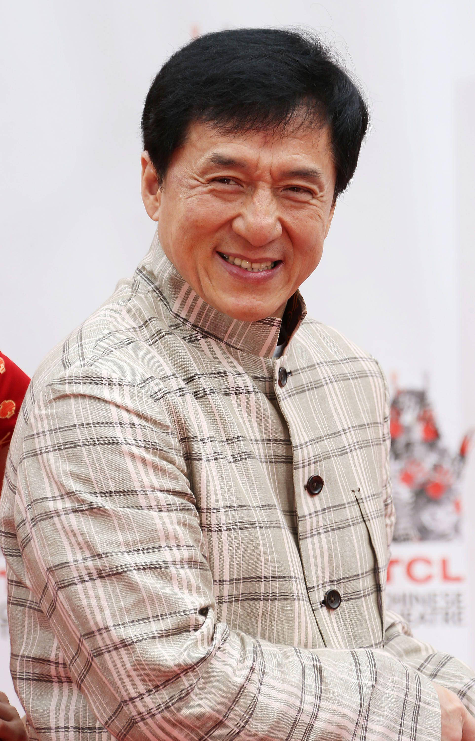 Jackie Chan, hand and footprint ceremony, beige plaid button-up shirt, 2K Phone Wallpaper