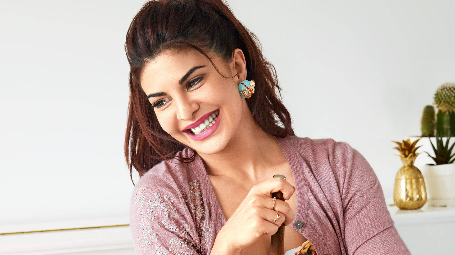 Jacqueline Fernandez, pink cardigan, wooden spoon, Full HD Desktop Wallpaper