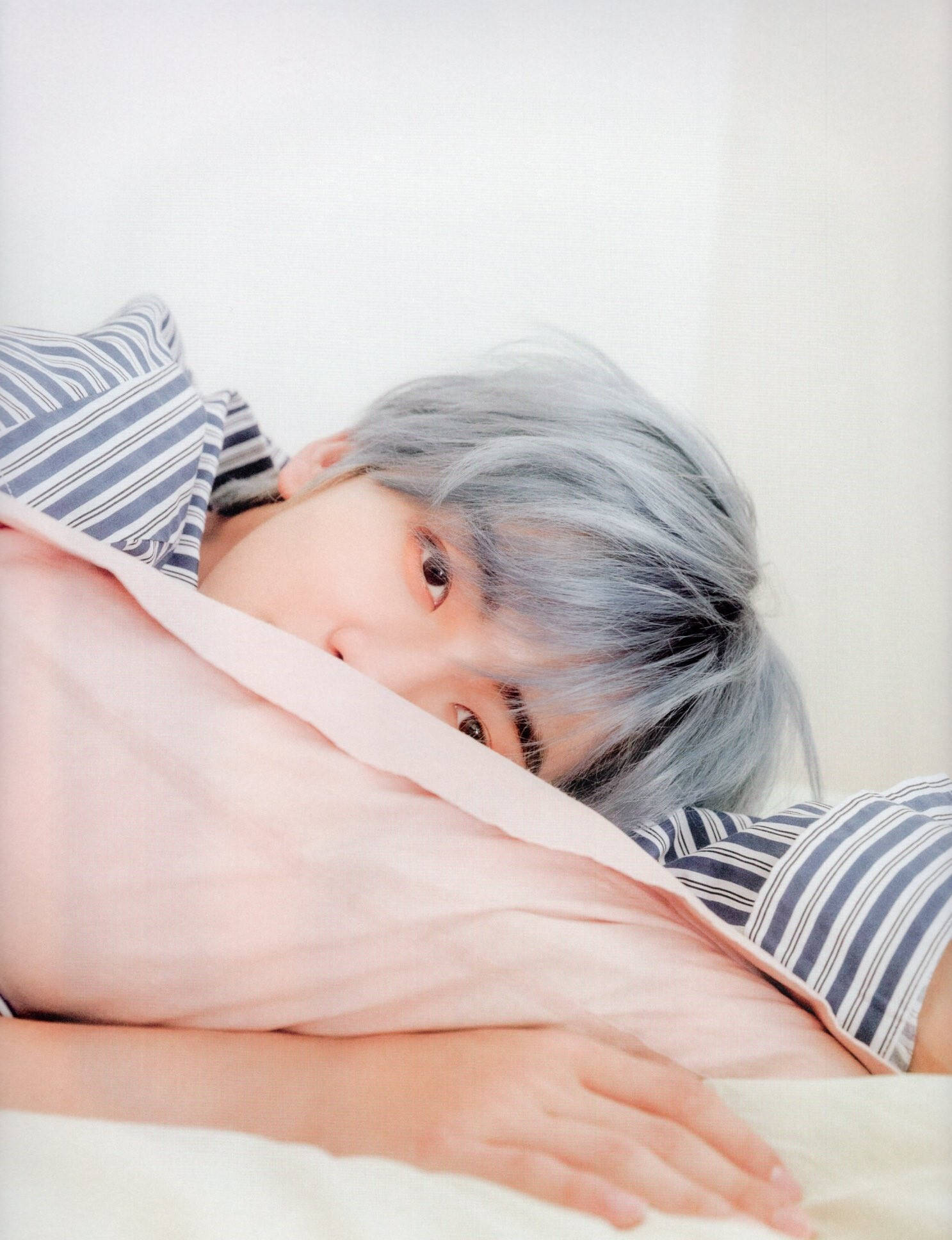 Jaemin NCT, silver hair, striped pillow, Full HD Phone Wallpaper