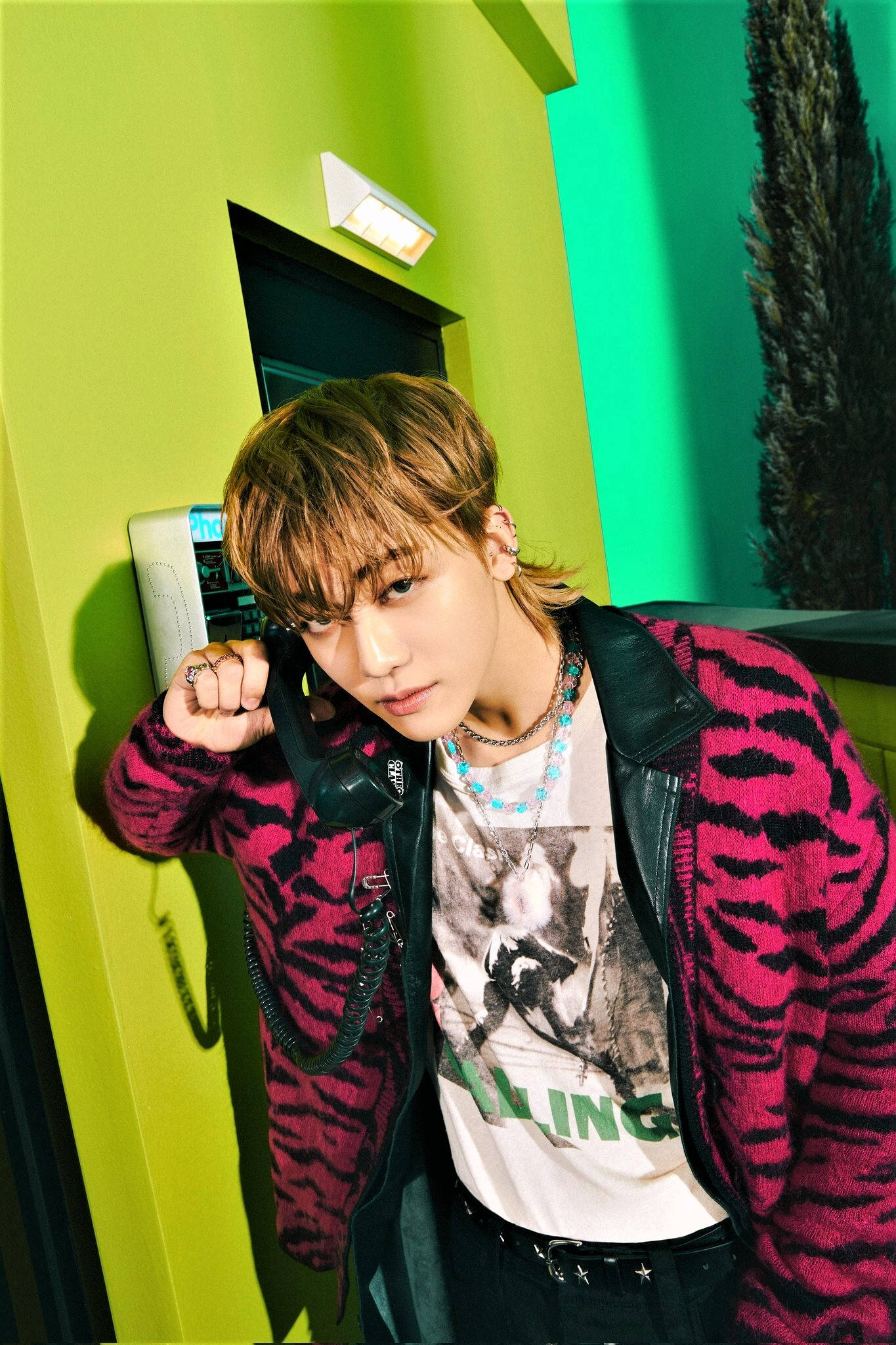 Jaemin NCT, neon wall, vibrant lime green wall, Full HD Phone Wallpaper