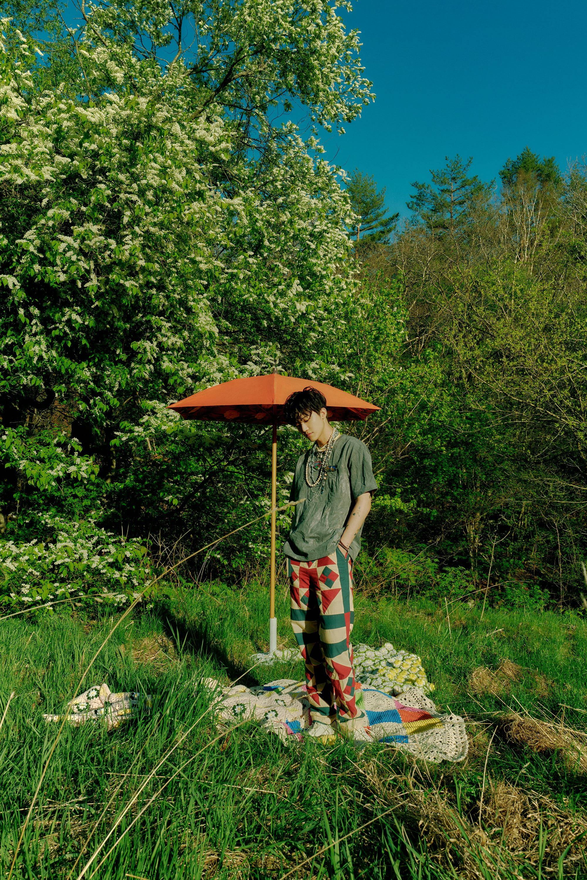 Jaemin NCT, red umbrella, patterned blanket, 2K Phone Wallpaper
