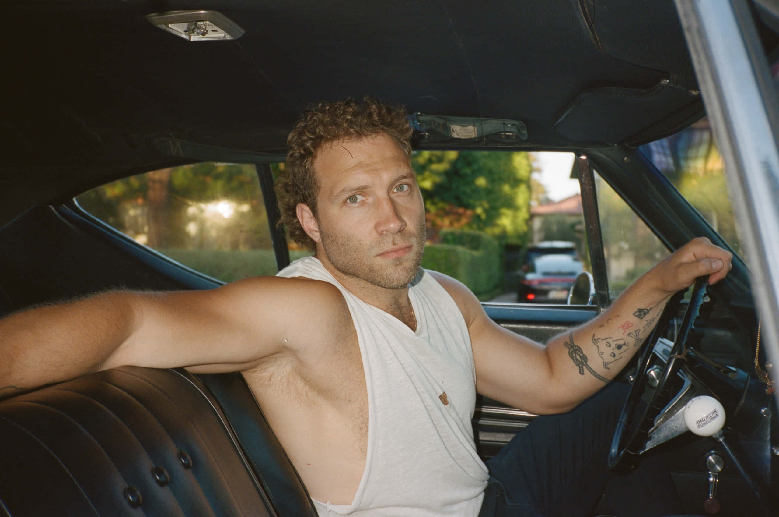 Jai Courtney, vintage car, driver seat, 2K Desktop Wallpaper